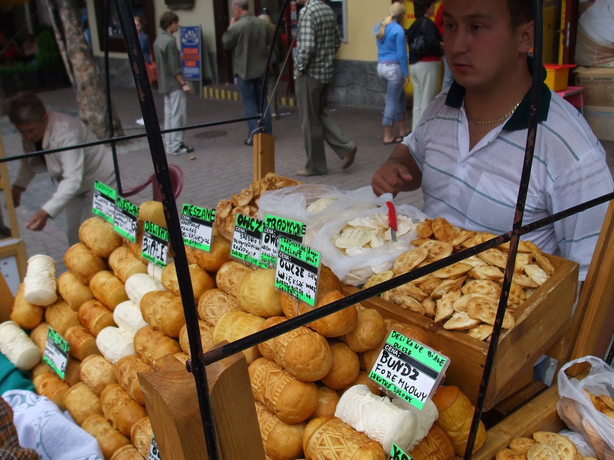 Photo showing: Queijo oscypek vendido na rua. Oscypek cheese sold on the street.