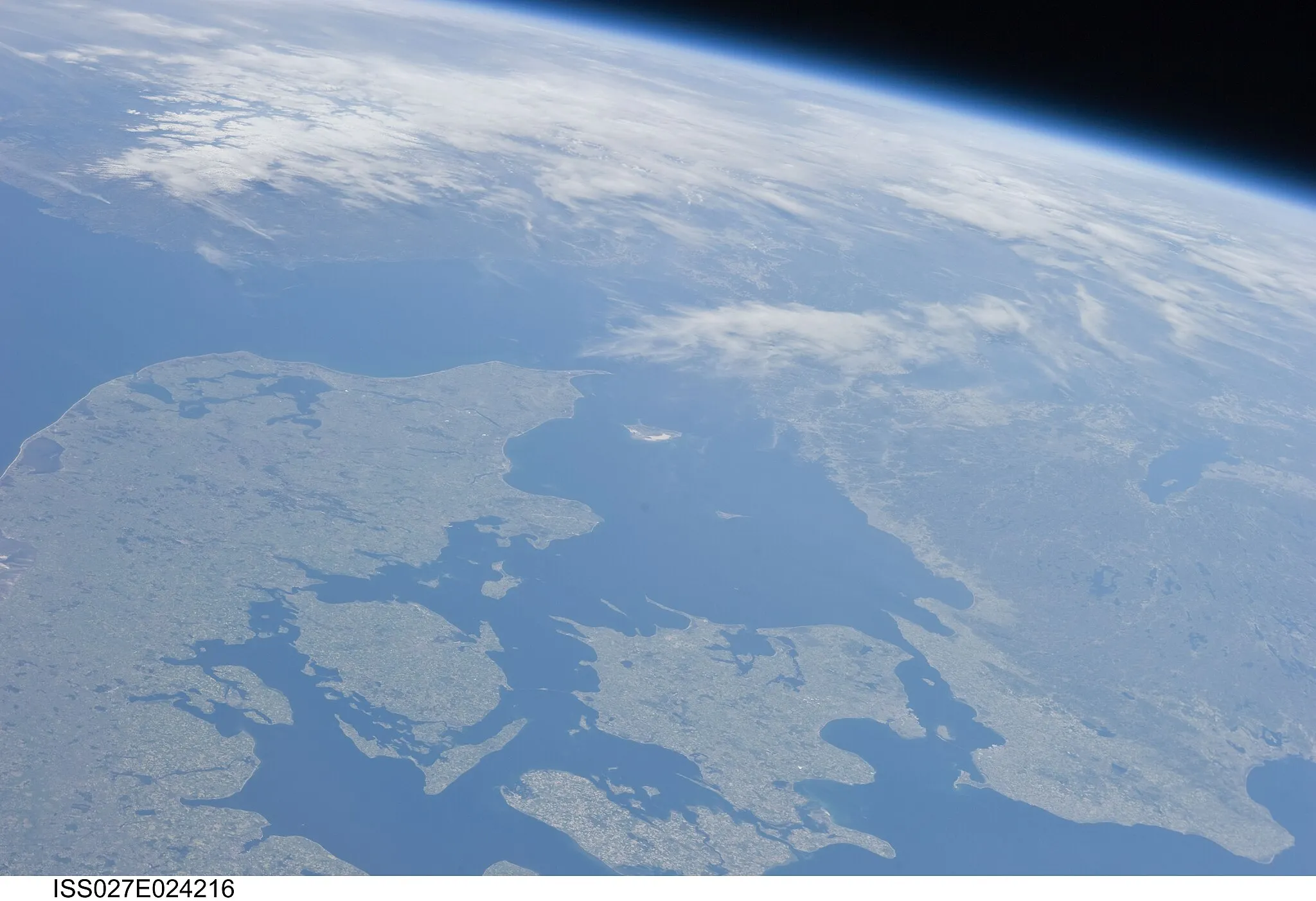 Photo showing: View of Earth taken during ISS Expedition 27.