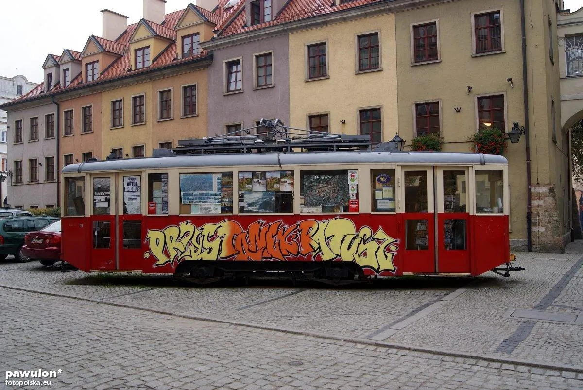 Photo showing: Zabytkowy tramwaj służący obecnie za sklepik z pamiątkami stojący na Placu Ratuszowym w Jeleniej Górze.