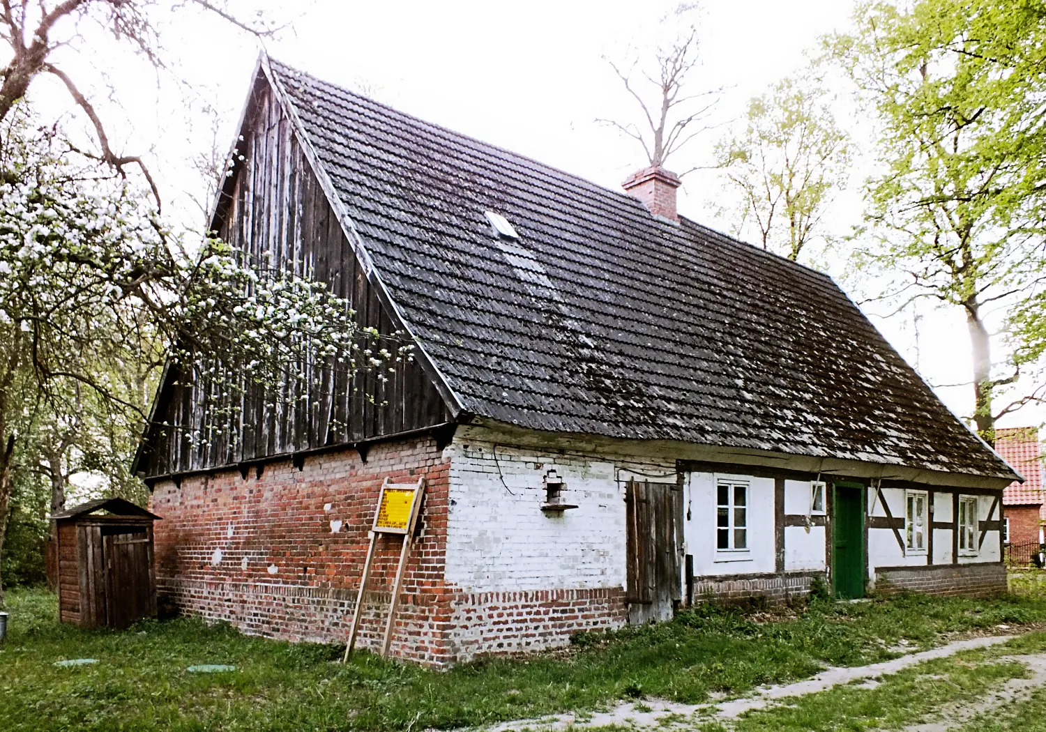 Photo showing: Ruda Milicka, gajówka Lasów Państwowych, dawna leśniczówka milickiej gałęzi rodu Maltzanów; XIX w.; pruski mur, częściowo szachulec