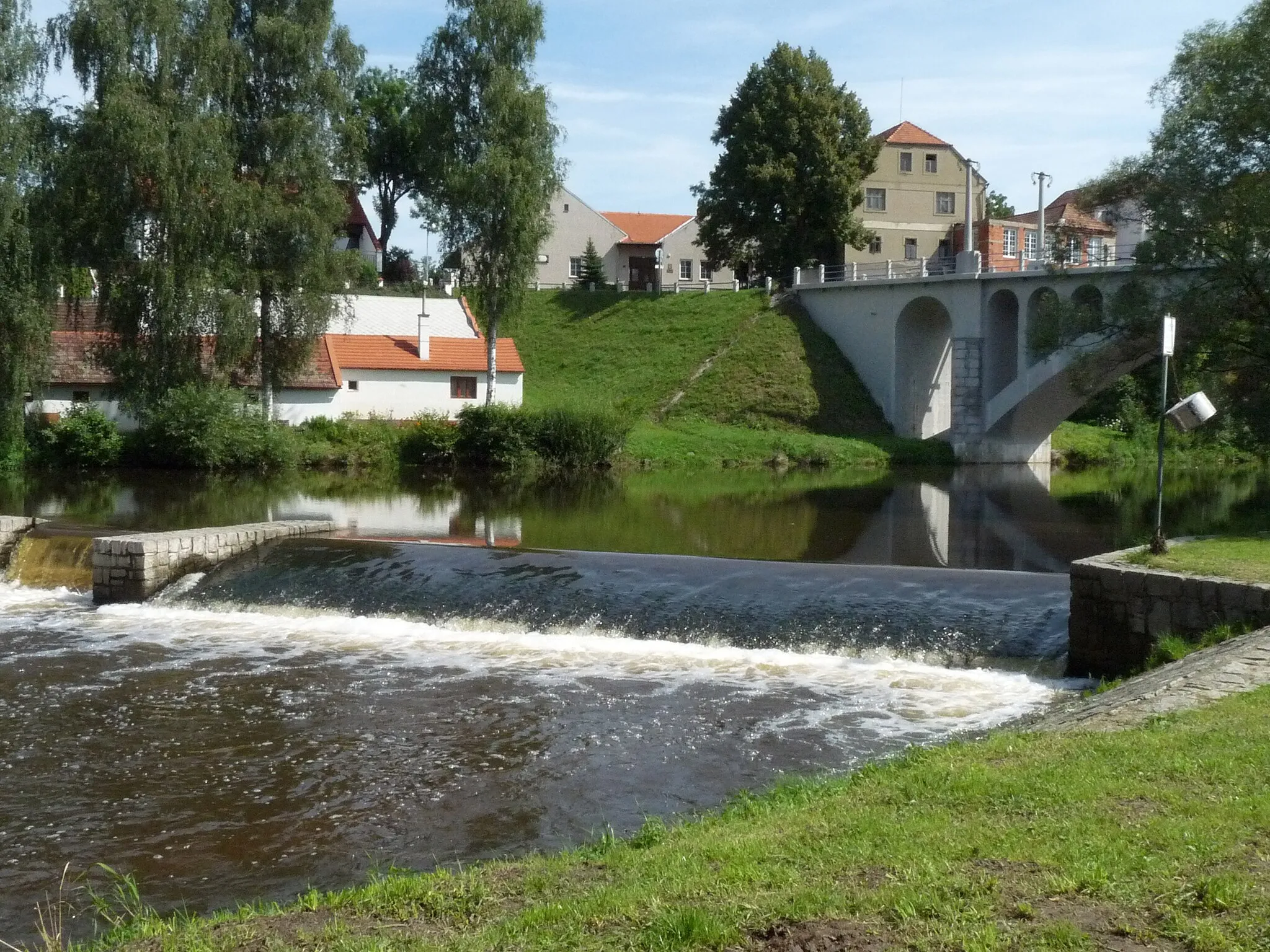 Photo showing: Weir over the Malše river in Straňany (part of Doudleby), České Budějovice district, Czech Republic