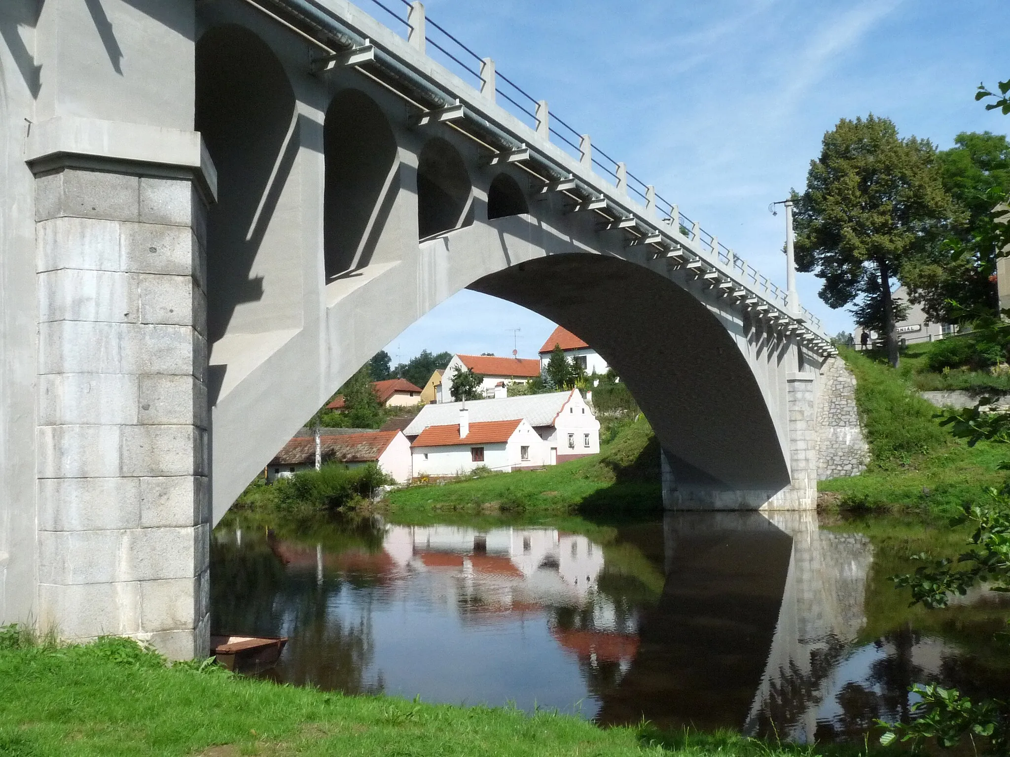 Photo showing: Čapkův Bridge in Straňany (part of Doudleby), České Budějovice district, Czech Republic as seen from Straňany towards house No 13, Doudleby