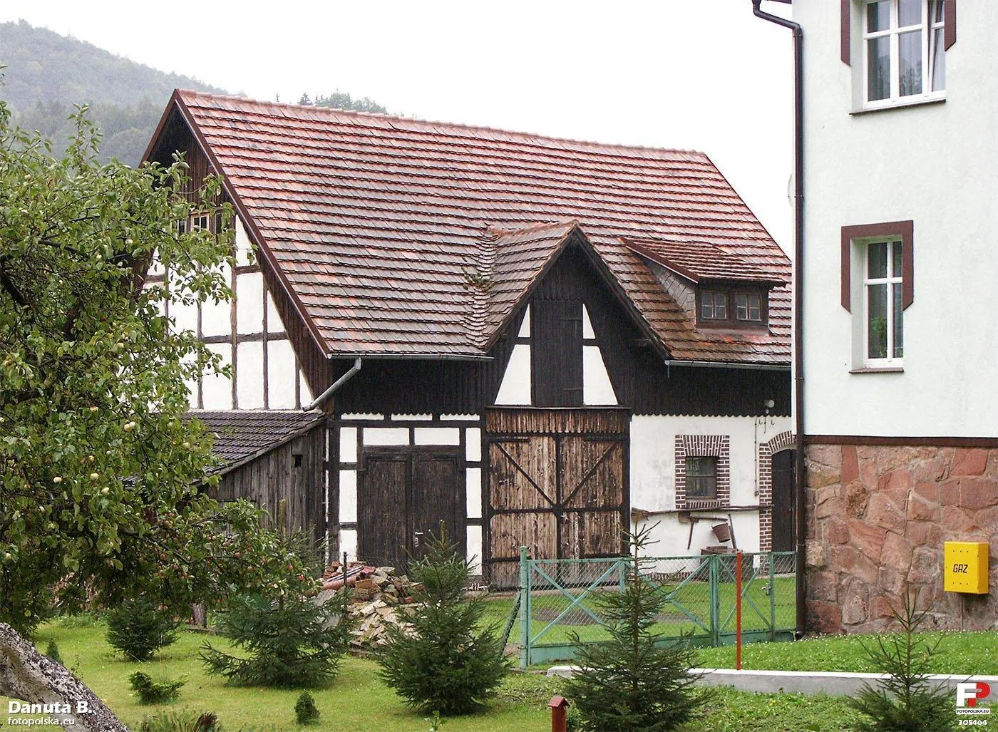 Photo showing: Już kiedyś wpadł mi w oko ten budynek gospodarczy na zapleczu posesji. Jak widać na dodanych dzisiaj zdjęciach jelonka, stan obiektów nie uległ zmianie.