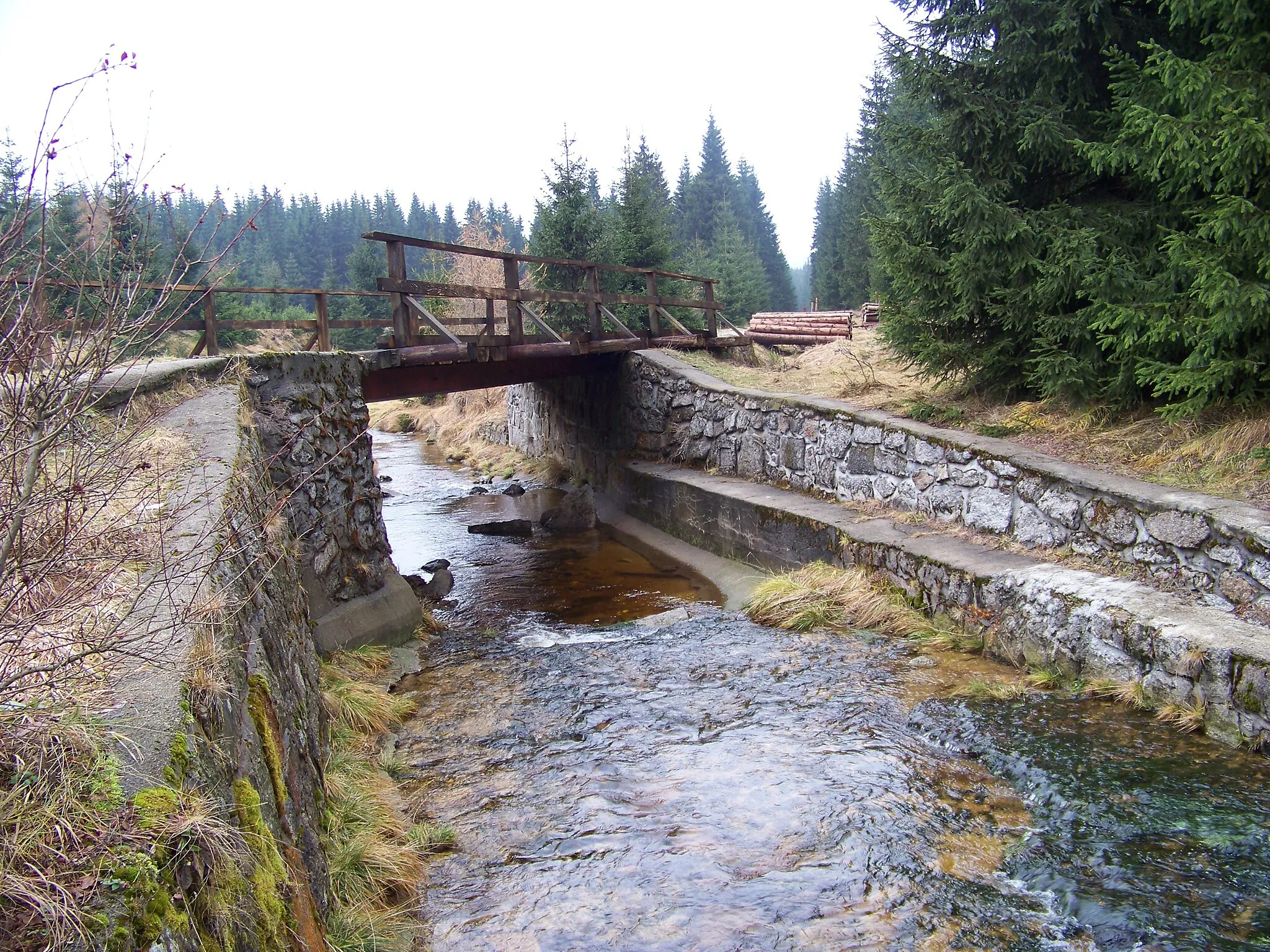 Photo showing: A trail between Orle and Wielka Izera (Szklarska Poręba, Poland). A bridge over the Kamionek Stream.