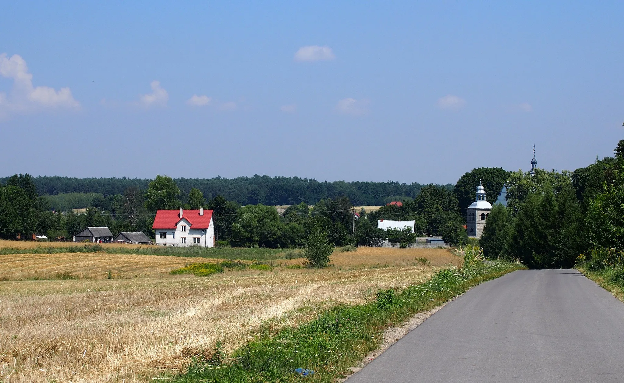 Photo showing: Wiśniowa, village in powiat staszowski, Świętokrzyskie Voivodeship, Poland. View of a fragment of the village with the church of the Transfiguration and Holy Spirit.