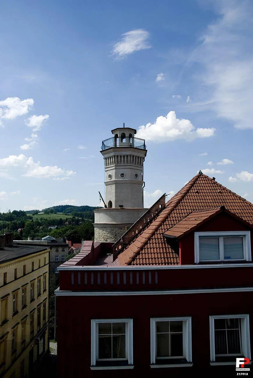 Photo showing: Szczyt wieży po przebudowie. Dodano balustradę i tę wyjściową gloriettę bo wieża niedługo ma przyjmować turystów. Będą mogli zaglądać na część panoramy miasta i do wnętrze Galerii z okien której z robiłem to zdjęcie.