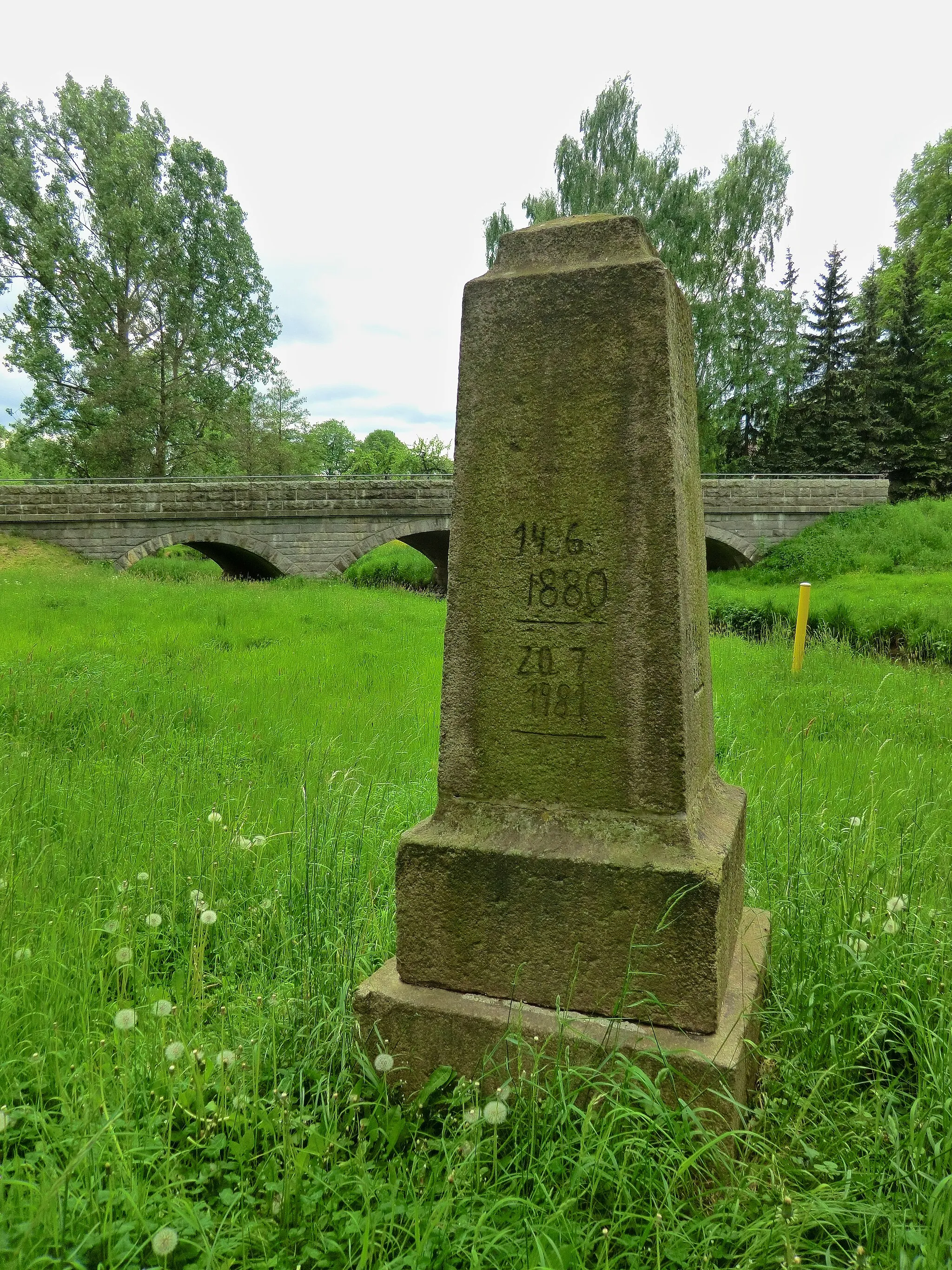 Photo showing: Zur Erinnerung an die Flutkatastrophe am 12. Juli 1766 errichteter Hochwasserstein. Die Höhe des Steines zeigt den Wasserstand dieses Hochwassers an. Auch weitere Hochwasser werden und wurden an diesem Stein markiert.