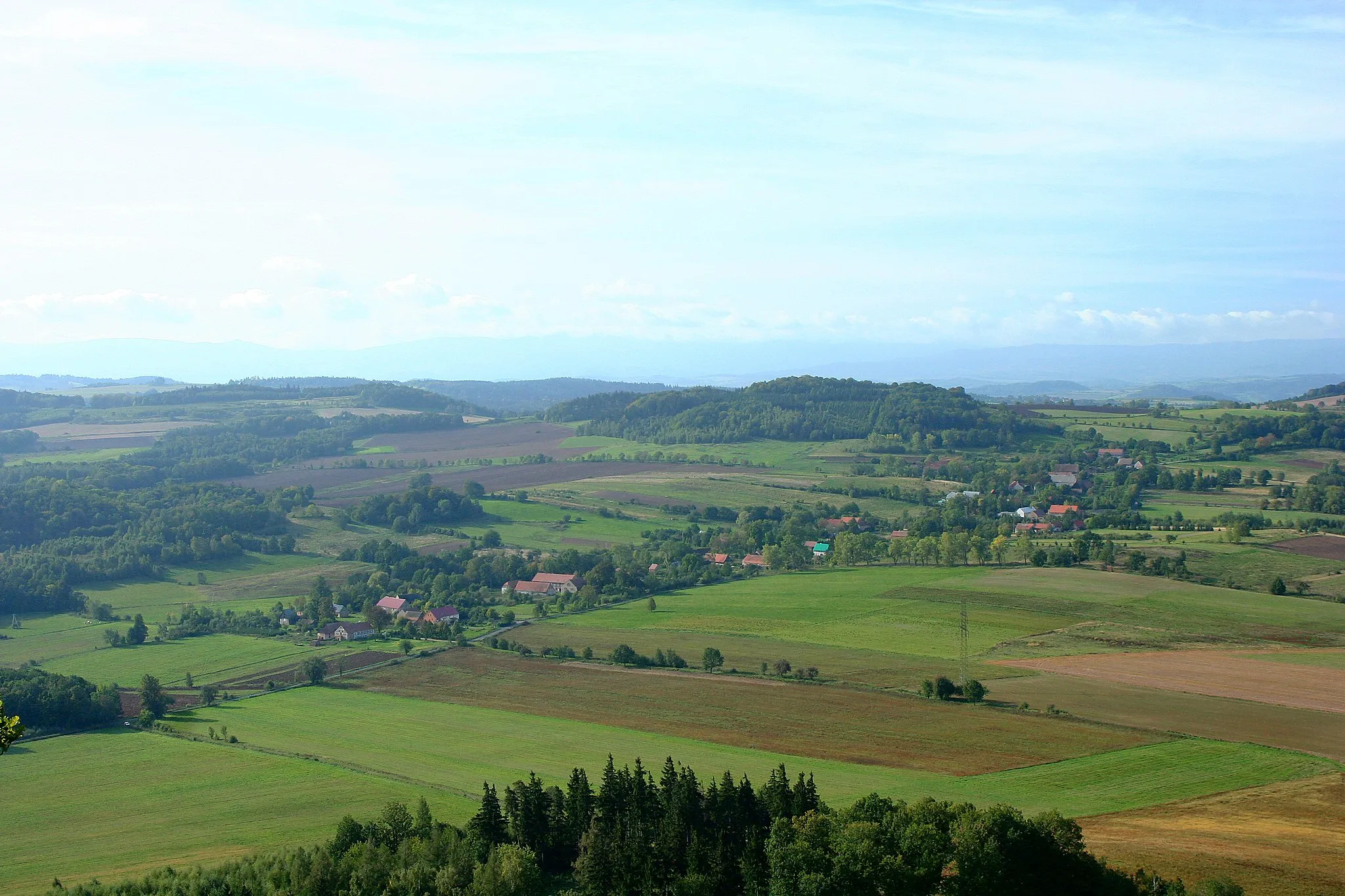 Photo showing: View of Bełczyna village from extinct volcano Ostrzyca (501 m) near Wleń, Lower Silesia, Poland.