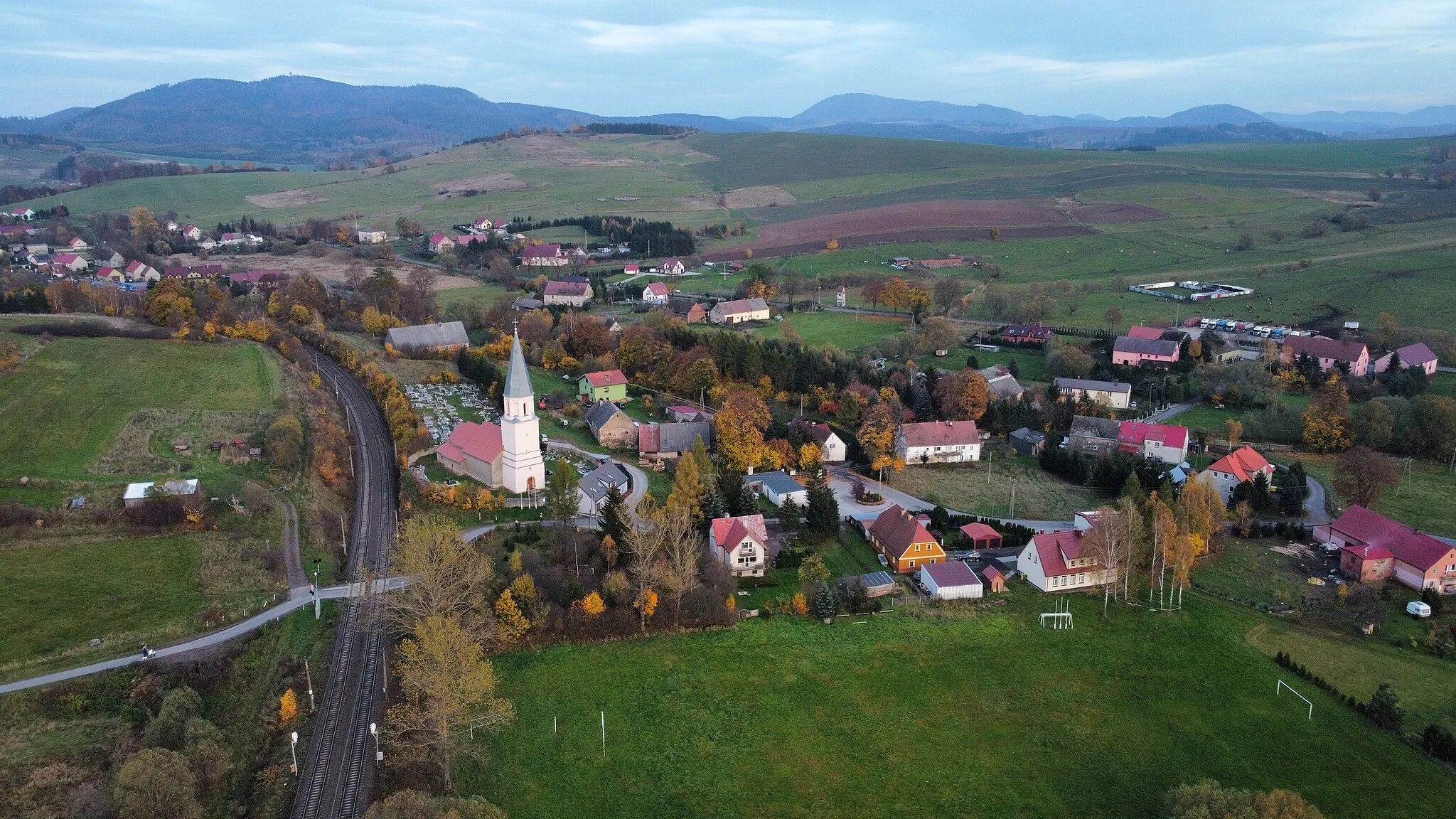 Photo showing: Widok na Jaczków, w tle masyw Trójgarbu