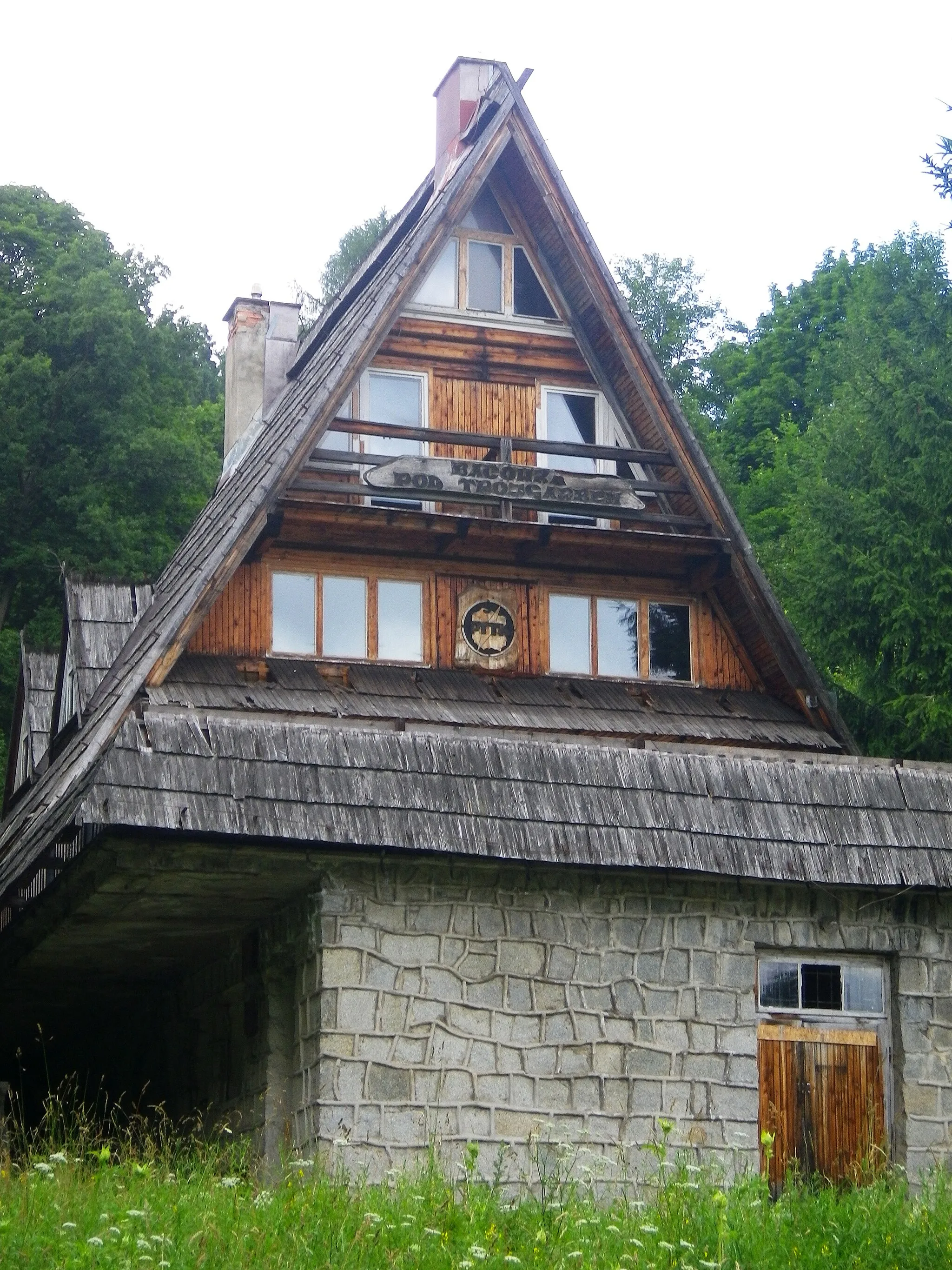 Photo showing: "Bacówka pod Trójgarbem" mountain hut (2013)