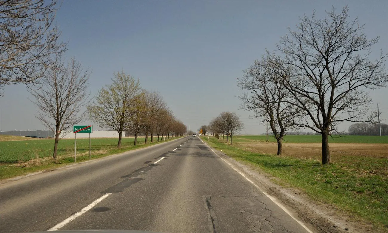 Photo showing: Małuszów, droga w stronę Wrocławia, z lewej strony hala LG, z prawej - kawałek dalej budują nową drogę i rondo.
