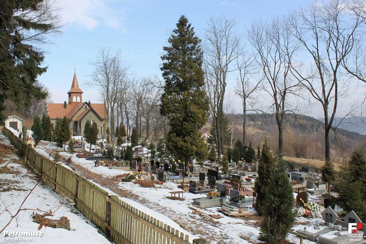 Photo showing: Cmentarz i Kościół parafii Matki Boskiej Różańcowej przy ul. Podgórskiej w Wałbrzychu.