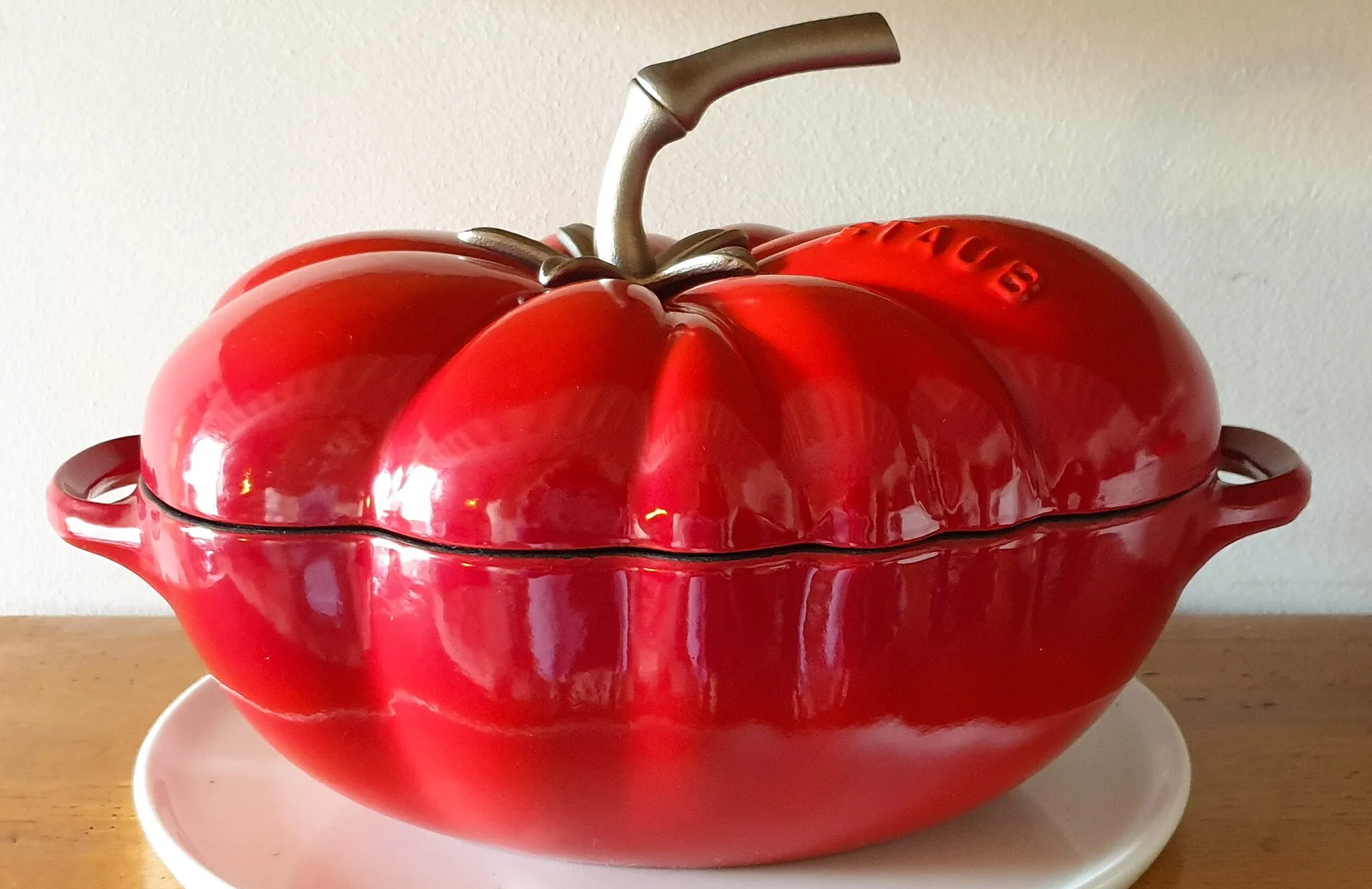 Photo showing: Cocotte Staub en fonte émaillée. Série spéciale tomate. Au catalogue en 2019.