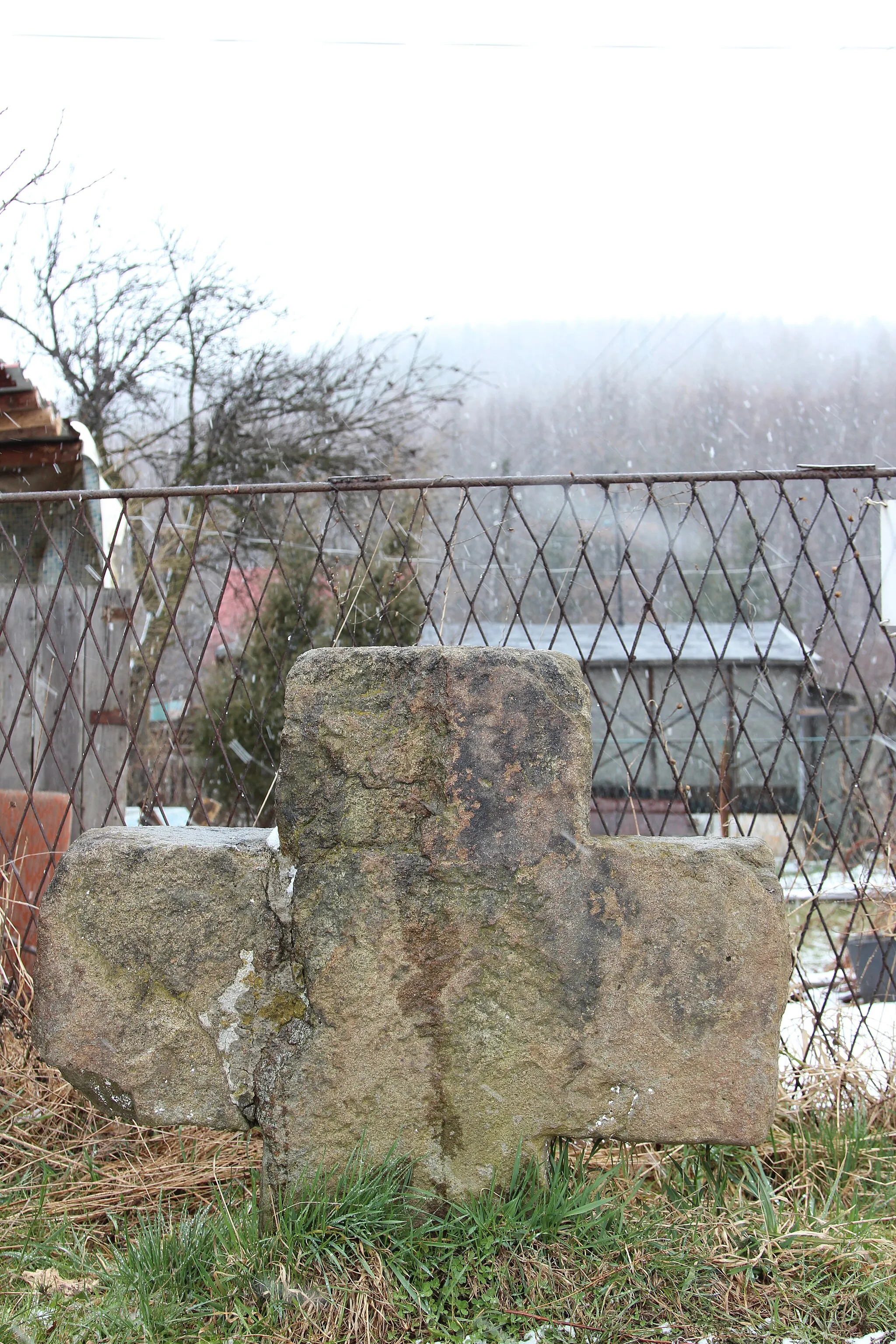 Photo showing: Stone cross in Wałbrzych