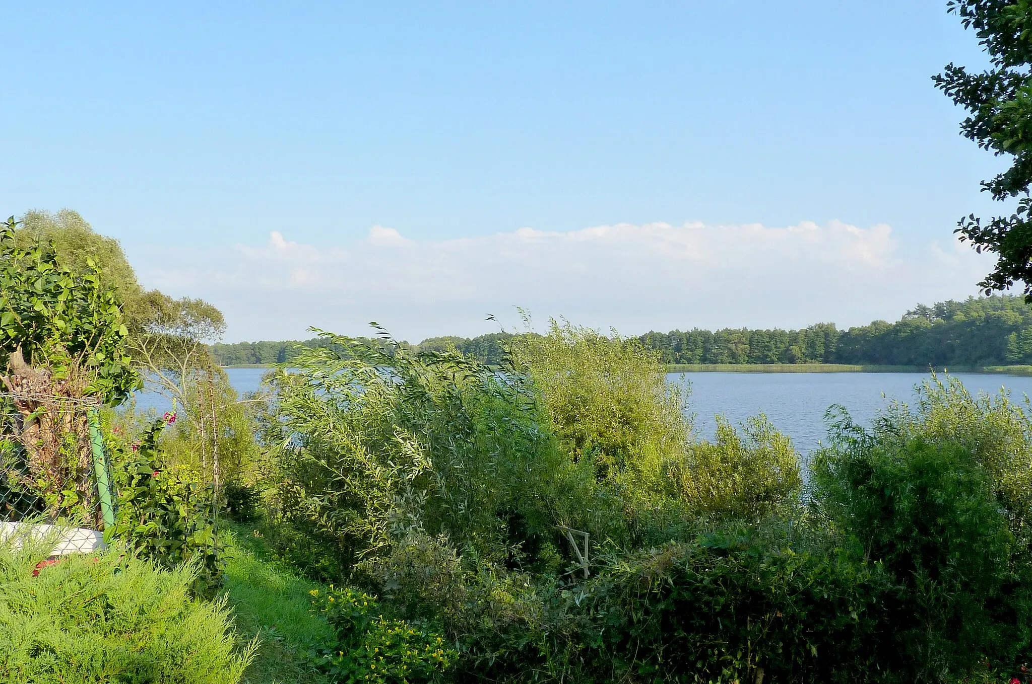 Photo showing: Kobylec - Ulica Letniskowa wdok na jezioro