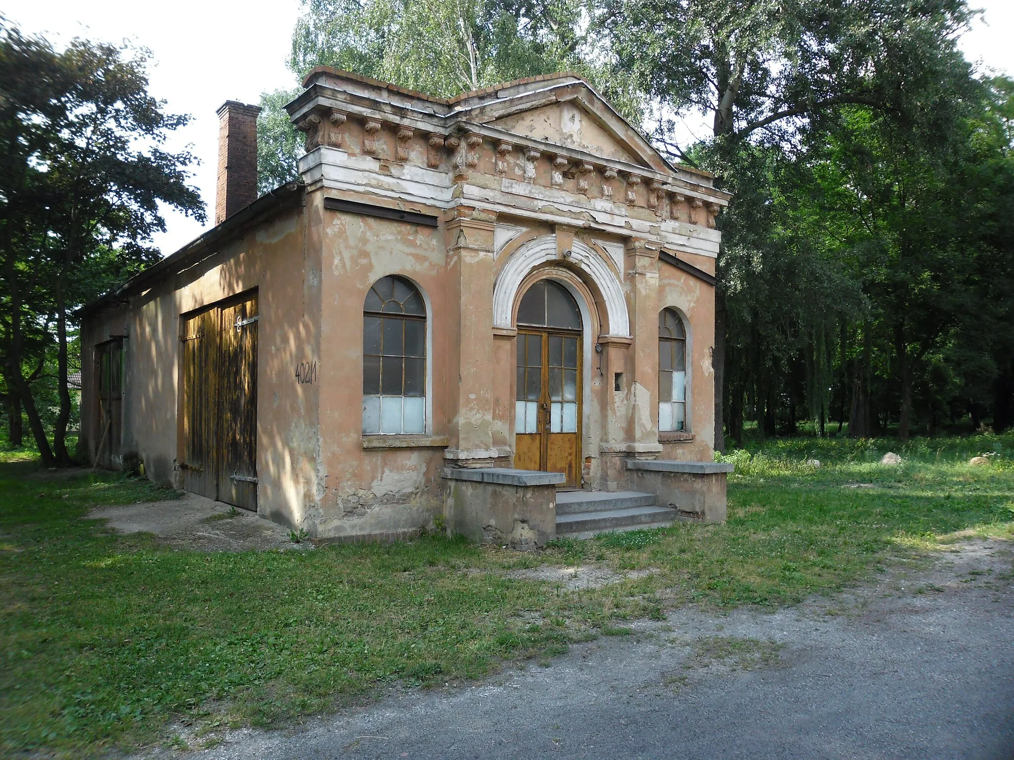 Photo showing: Budynek zabudowy pałacowej w Łojowicach, obecnie pełniący funkcję garażu