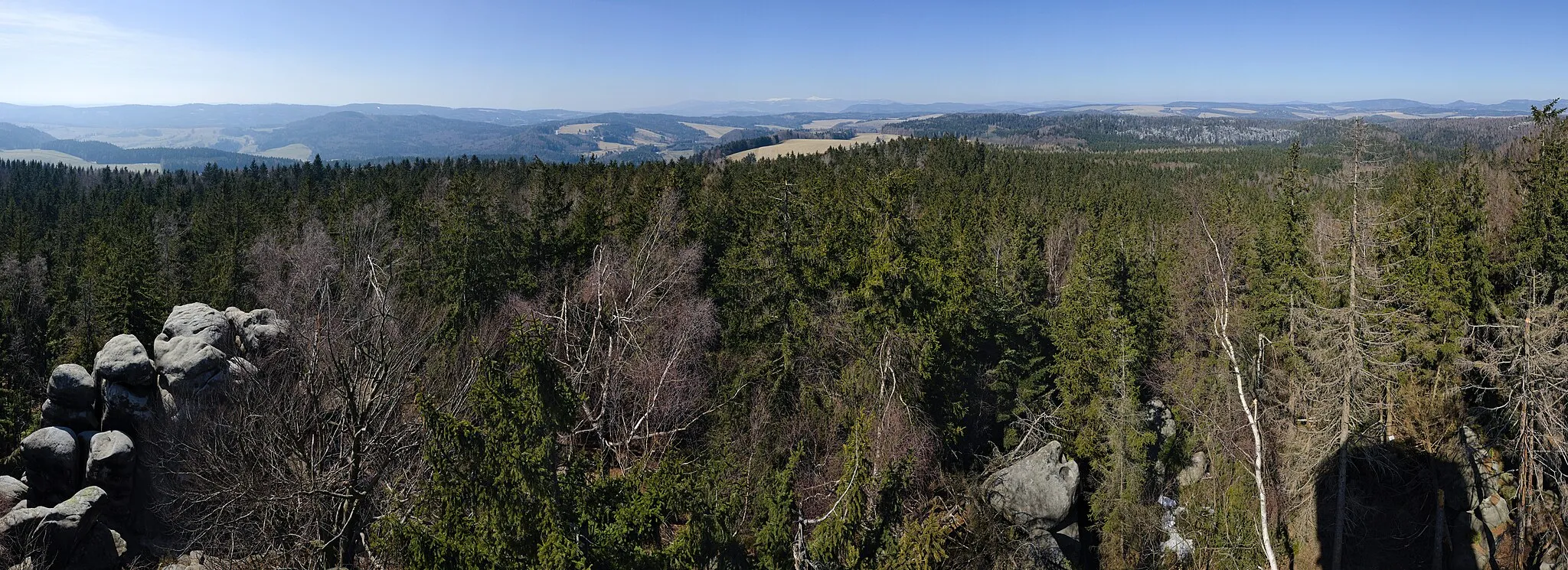 Photo showing: The observation tower is situated at the highest peak of the Adršpach-Teplice Rocks and was built in 2014. View from the observation tower (west and north direction).