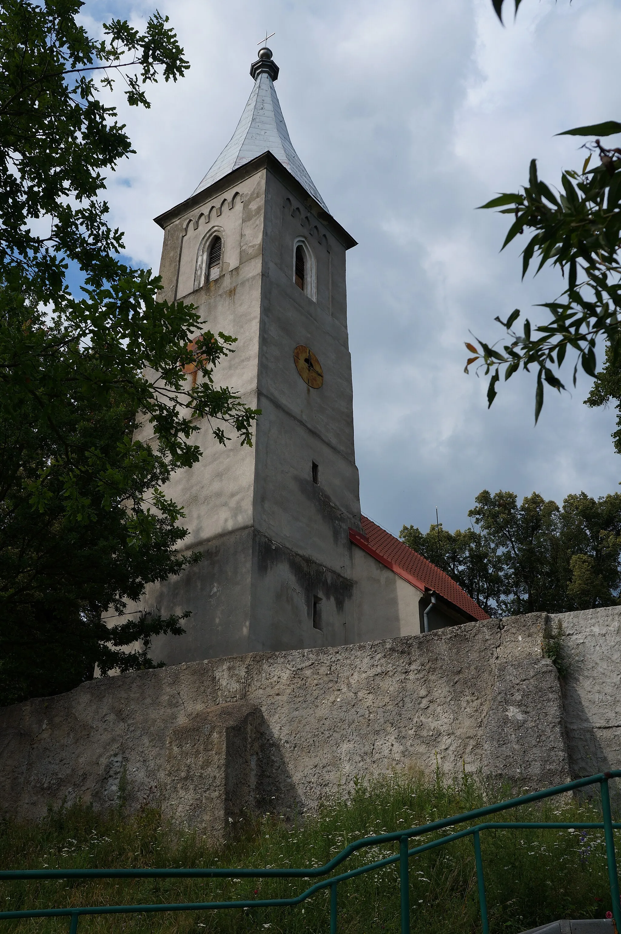 Photo showing: Kościół św. Jadawigi w Kraszowicach, gm. Bolesławiec. Widok na wieżę od strony drogi.