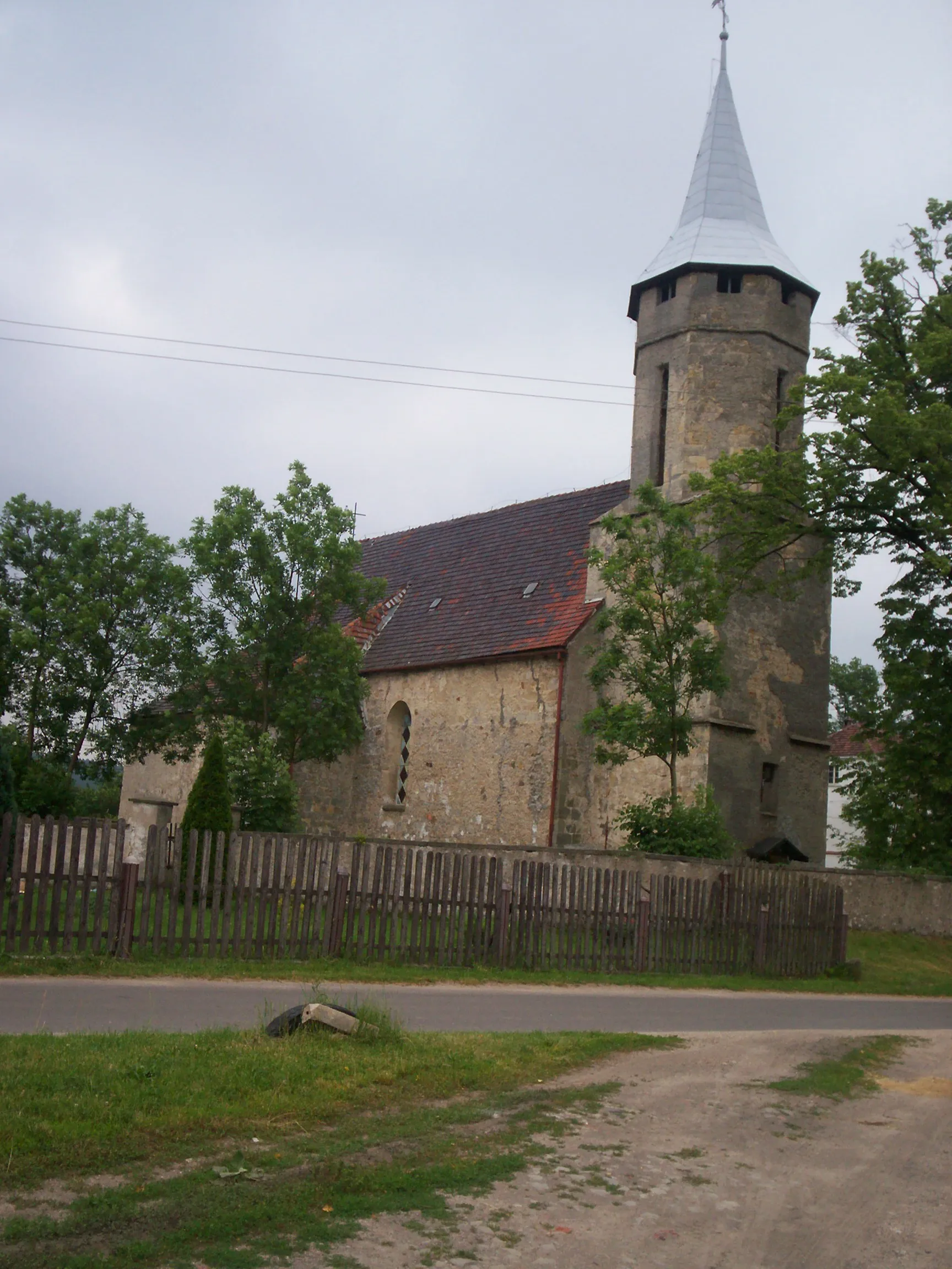 Photo showing: Polska. Powiat Lwówek Śląski, wieś Włodzice Wielkie, kościół parafialny Św. Michała Archanioła.