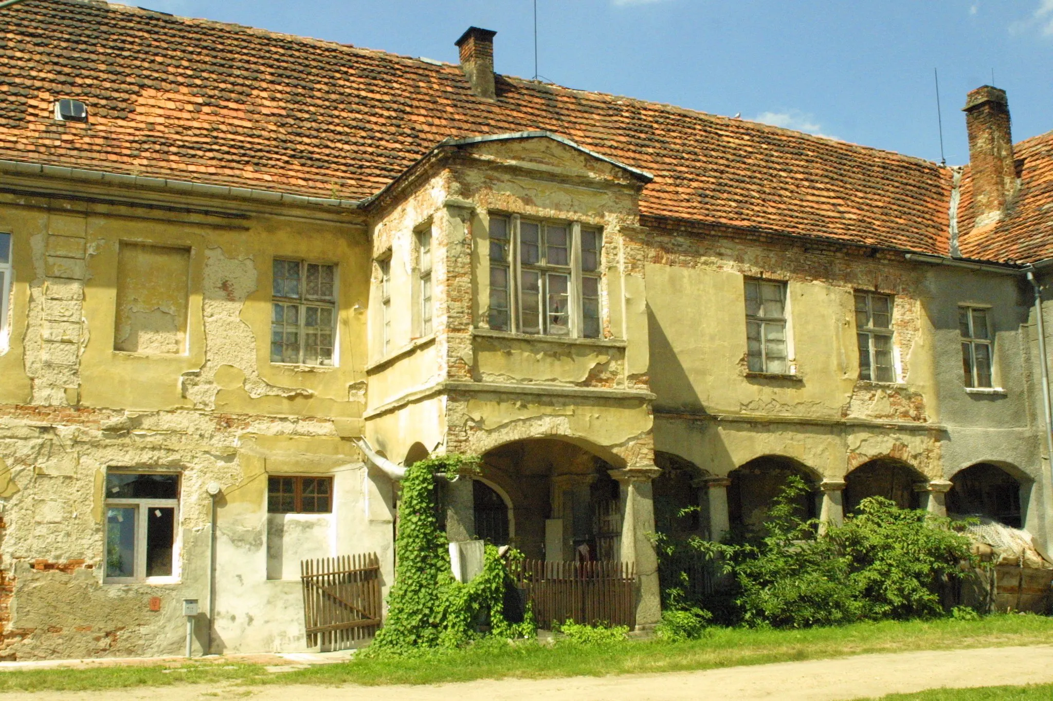 Photo showing: Gądów. Dwór z XVIII w. (zabytek nr rejestr. A/3813/668/W)