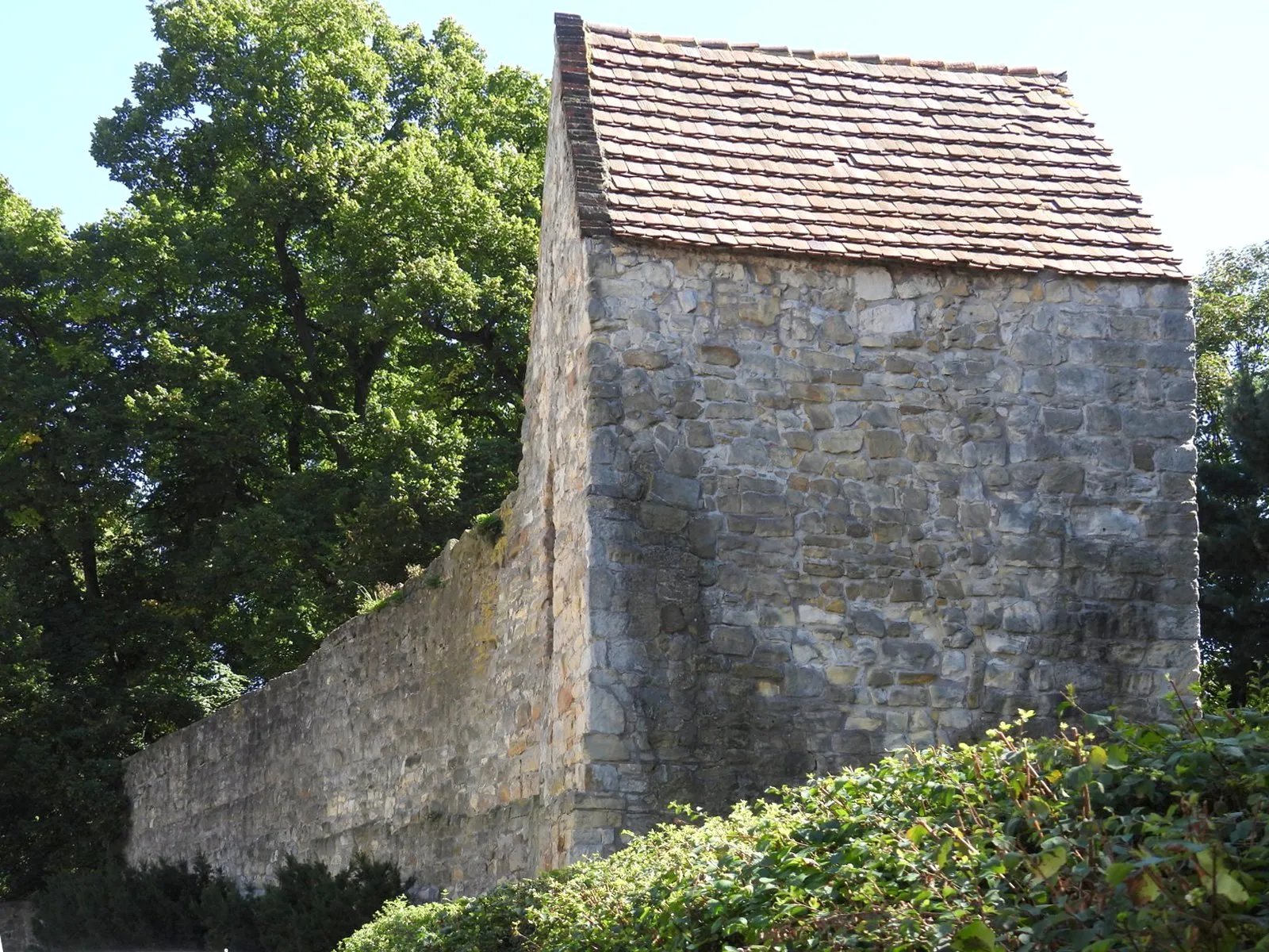 Photo showing: Bolesławiec. Ul Chopina. Mury obronne