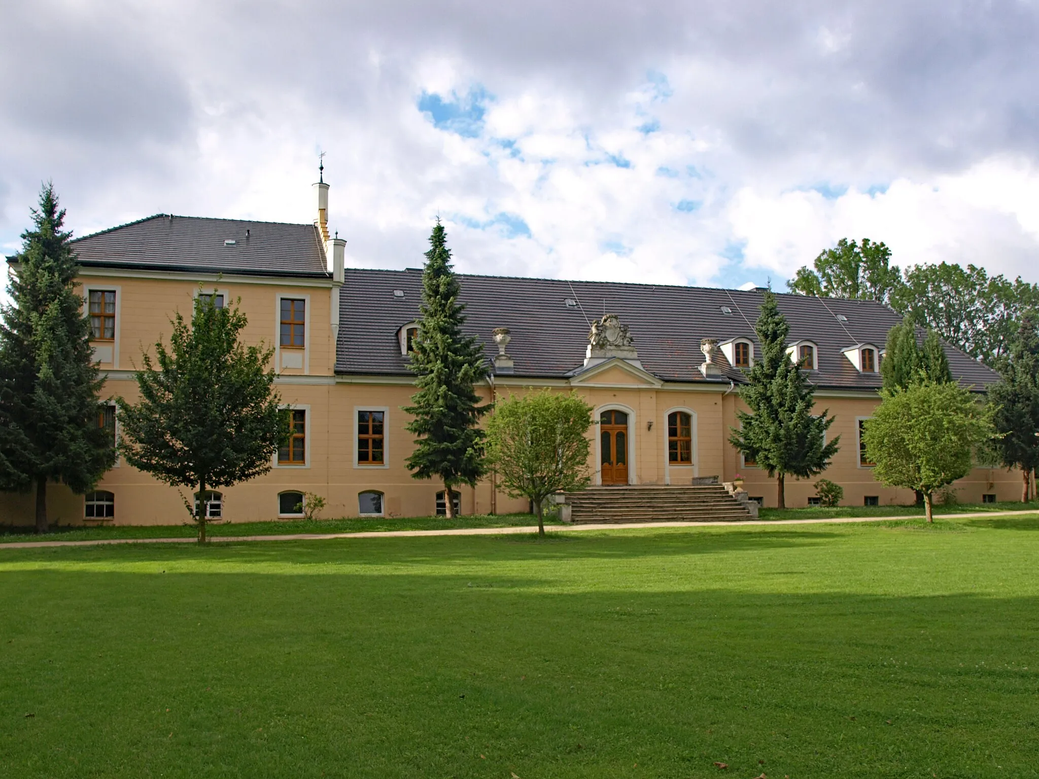 Photo showing: Parkseite des Schlosses Kunnersdorf (OT von Schöpstal)