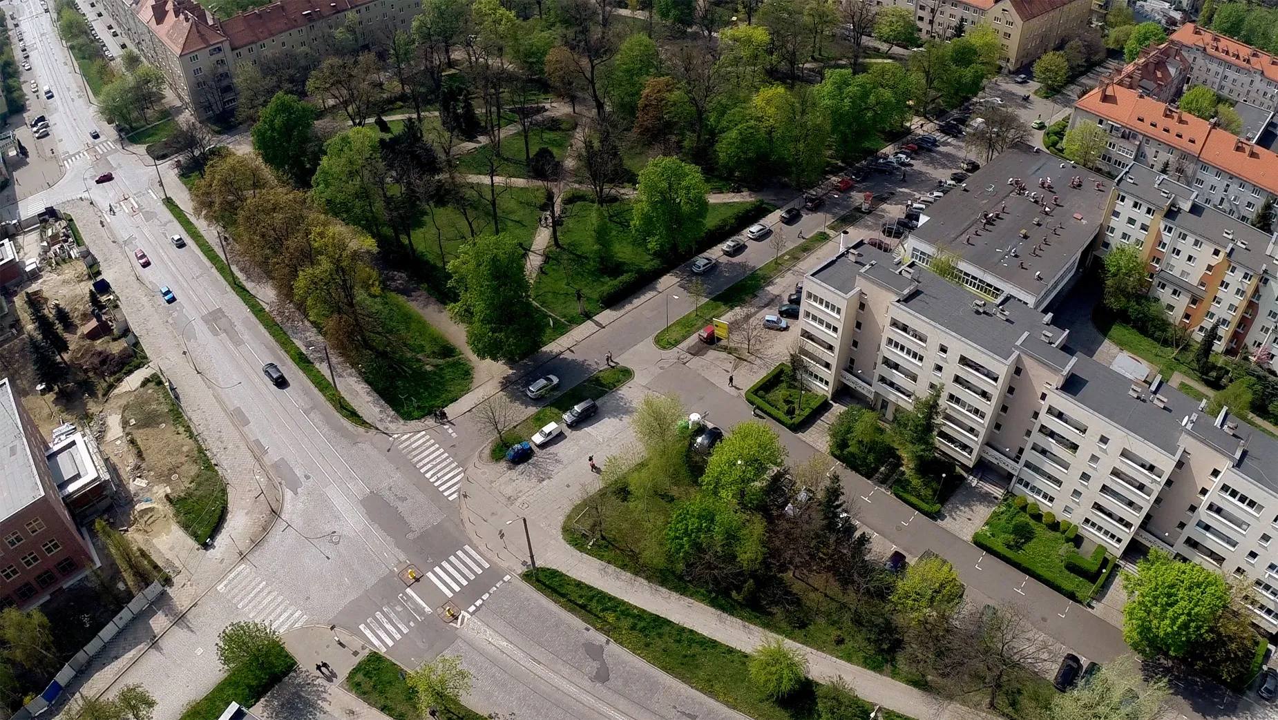 Photo showing: Wrocław: skrzyżowanie ulicy Gajowickiej (z torami tramwajowymi w jezdni, z lewego górnego rogu kadru w prawo w dół) z ulicą Pretficza. Zielony obszar w centrum zdjęcia to park Gajowicki  (do 1958 cmentarz), od 2013 pod nazwą park generała Mariana Langiewicza.