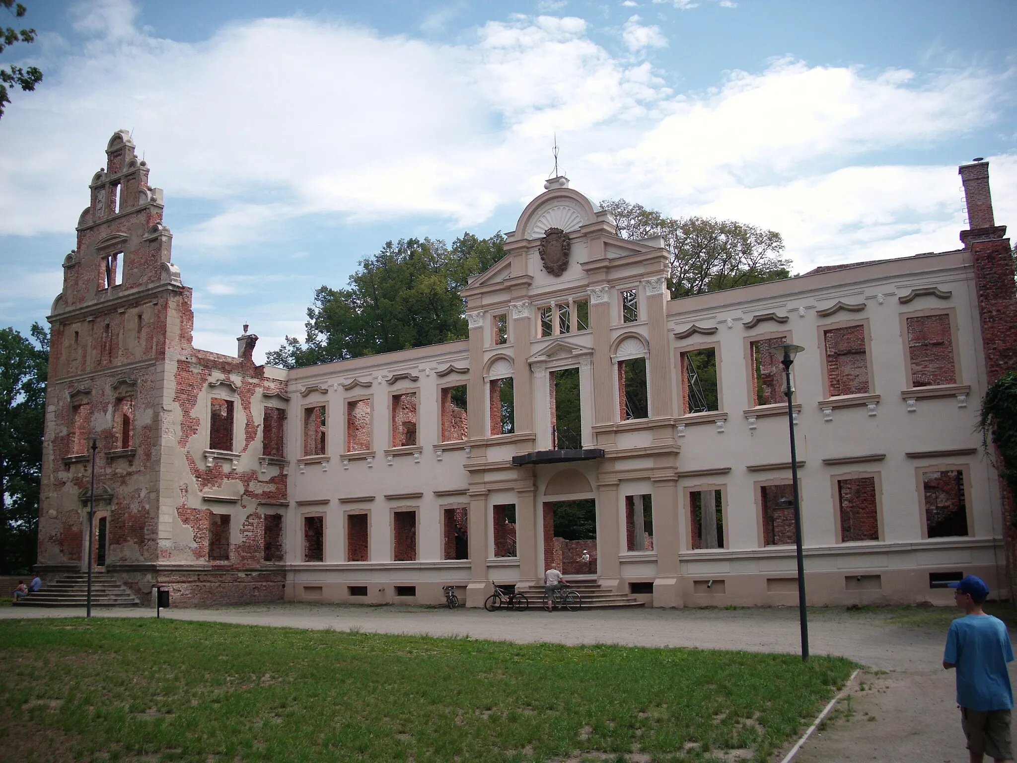 Photo showing: Pałac Hatzfeldów, ruina po rewitalizacji w Żmigrodzie (pałac od frontu)
