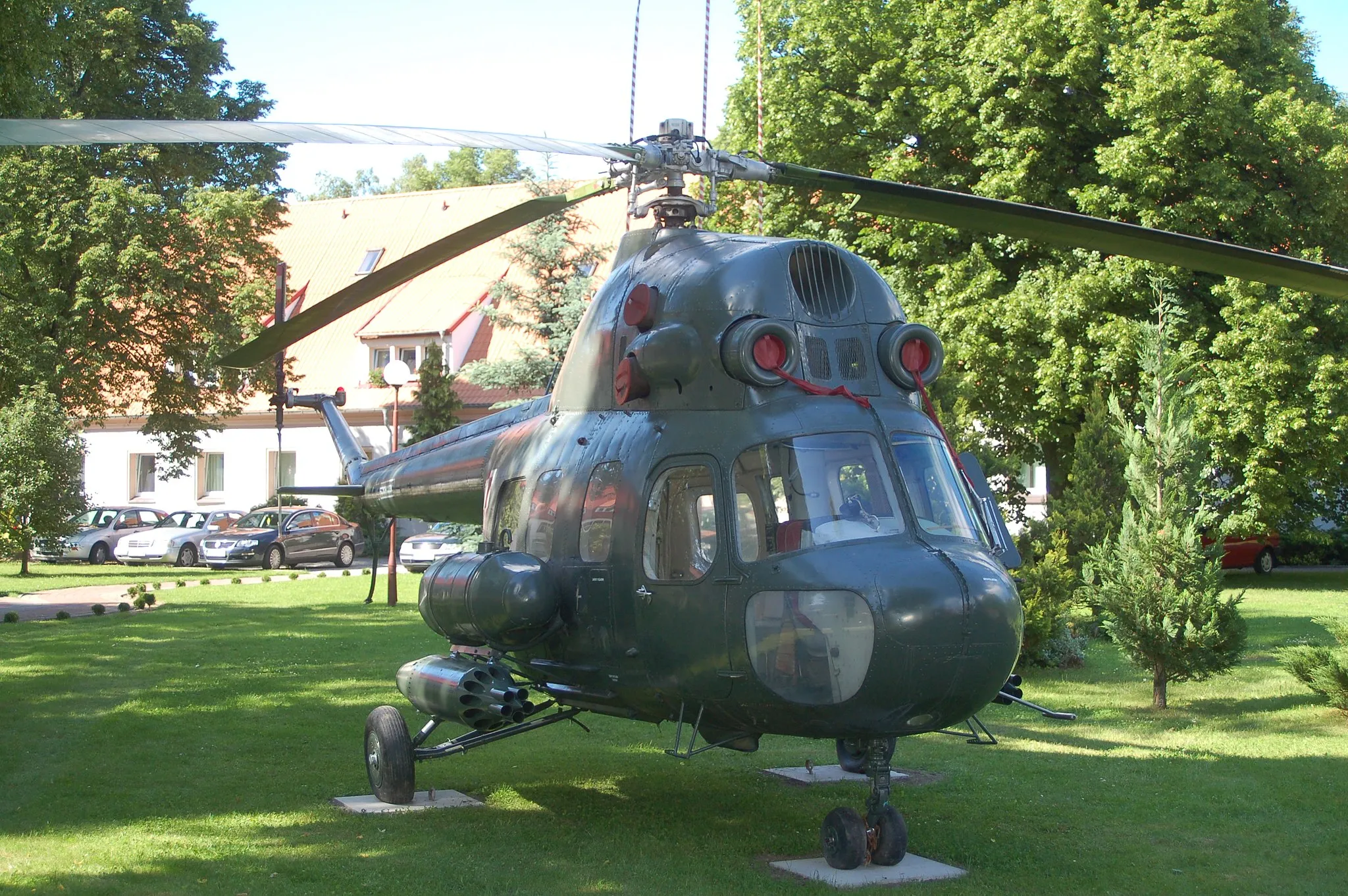 Photo showing: Wiechlice, Pomnik Lokalnych Tradycji Lotniczych, ufundowany w 2013 przez Towarzystwo Bory Dolnośląskie.