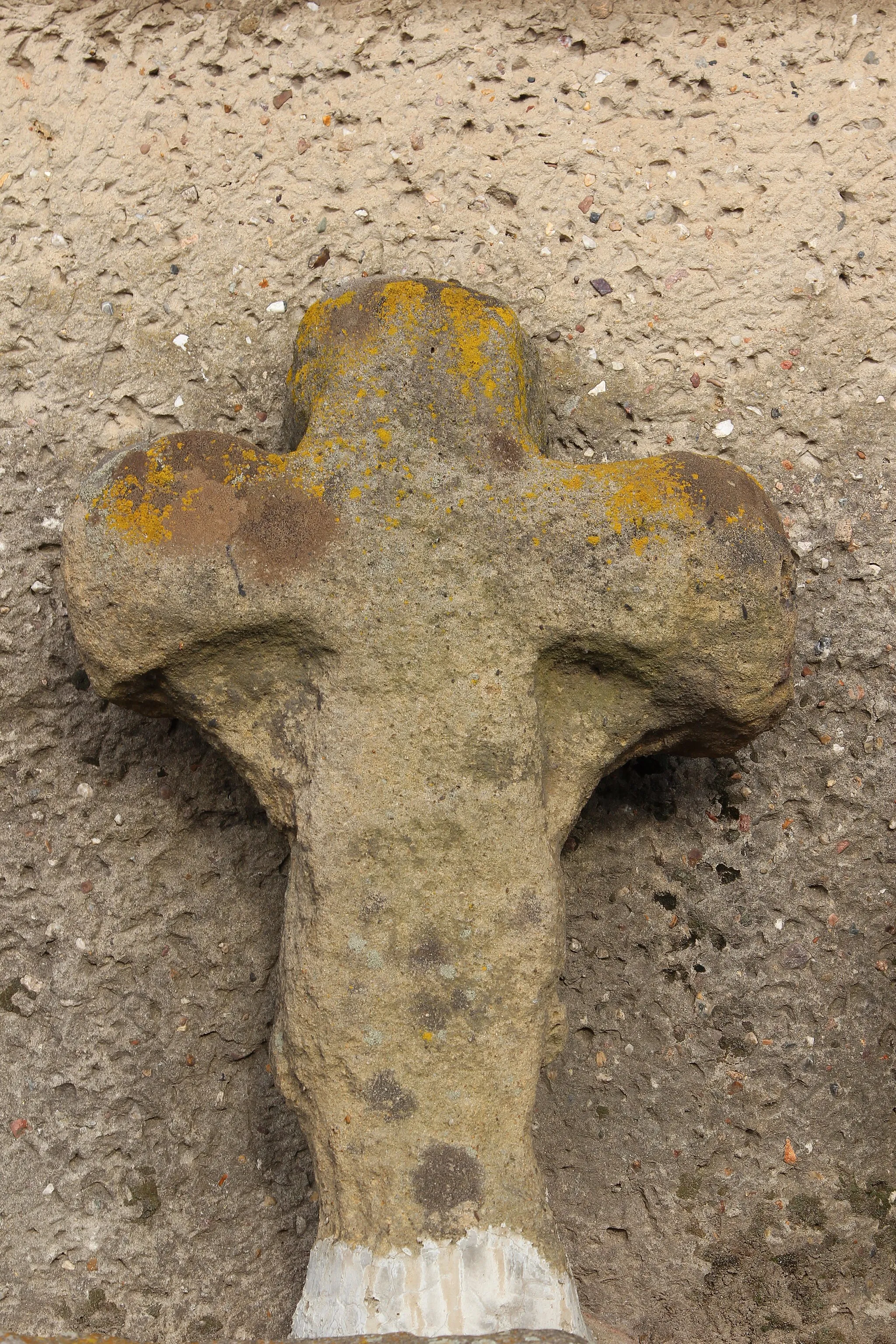 Photo showing: Stone cross in Tyniec Legnicki