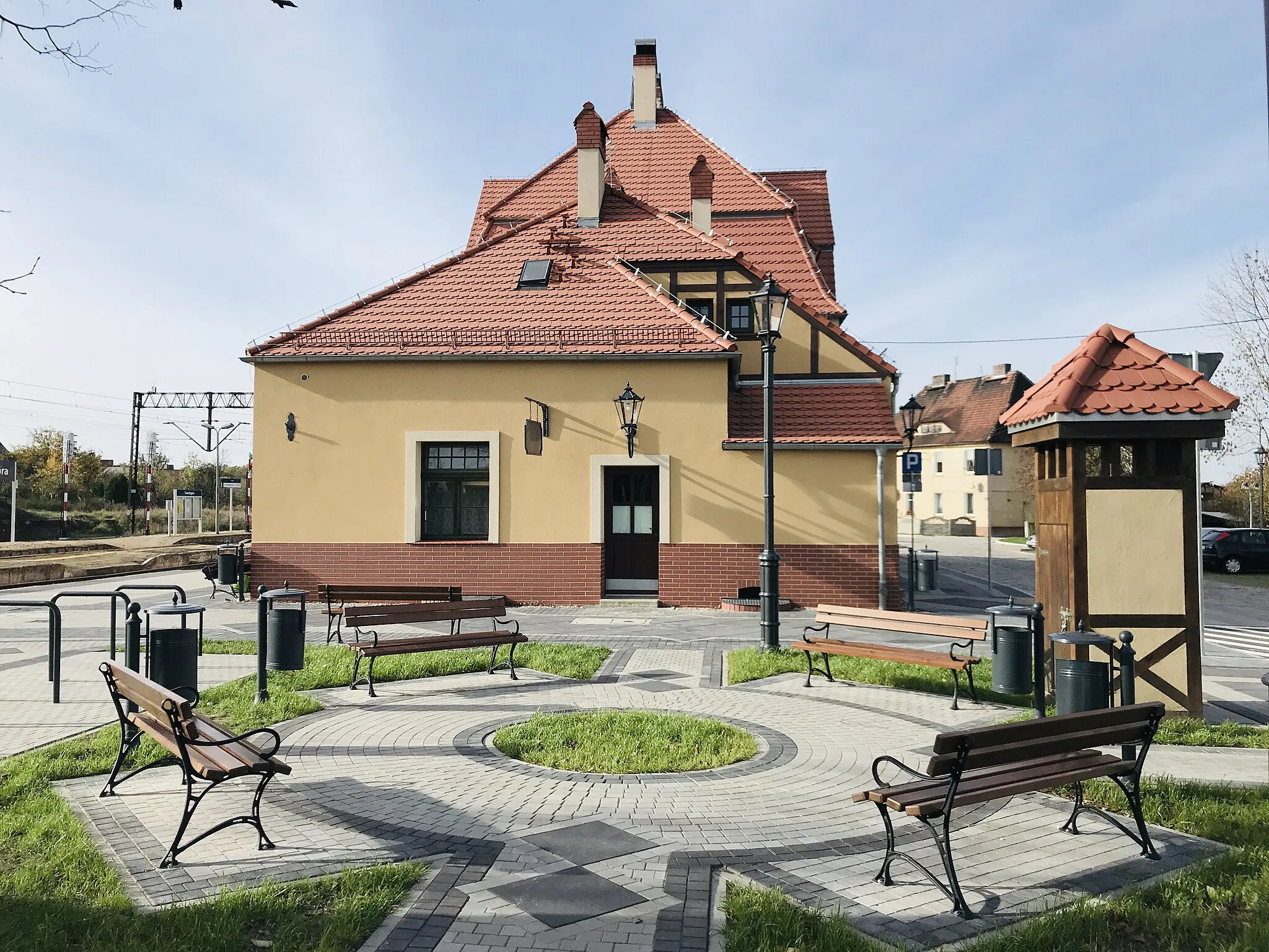 Photo showing: Dworzec kolejowy w Twardogórze (pow. oleśnicki, woj. dolnośląskie, Polska). Zdjęcie wykonane po rewitalizacji.
