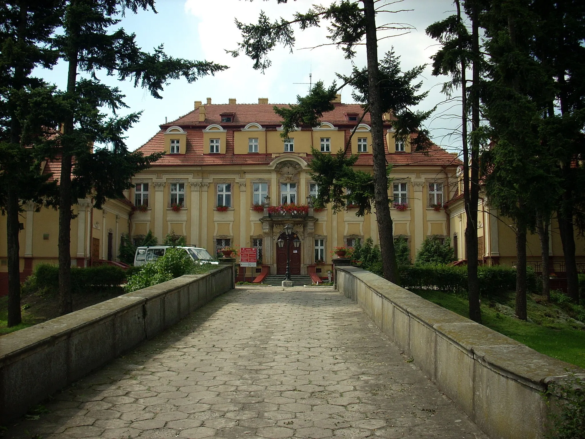 Photo showing: Wjazd do pałacu w Szklarach