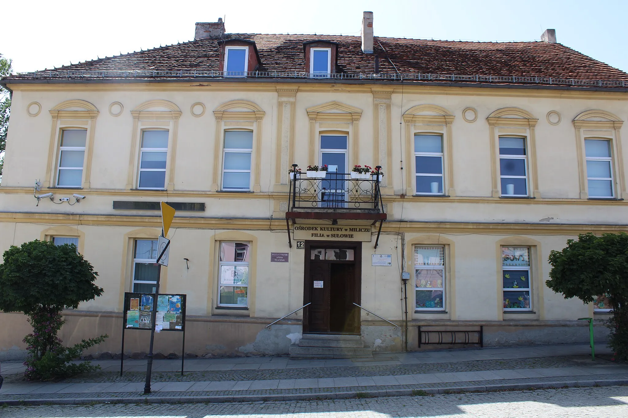 Photo showing: Budynek nr 12 na Rynku w Sułowie, filia Ośrodka Kultury w Miliczu