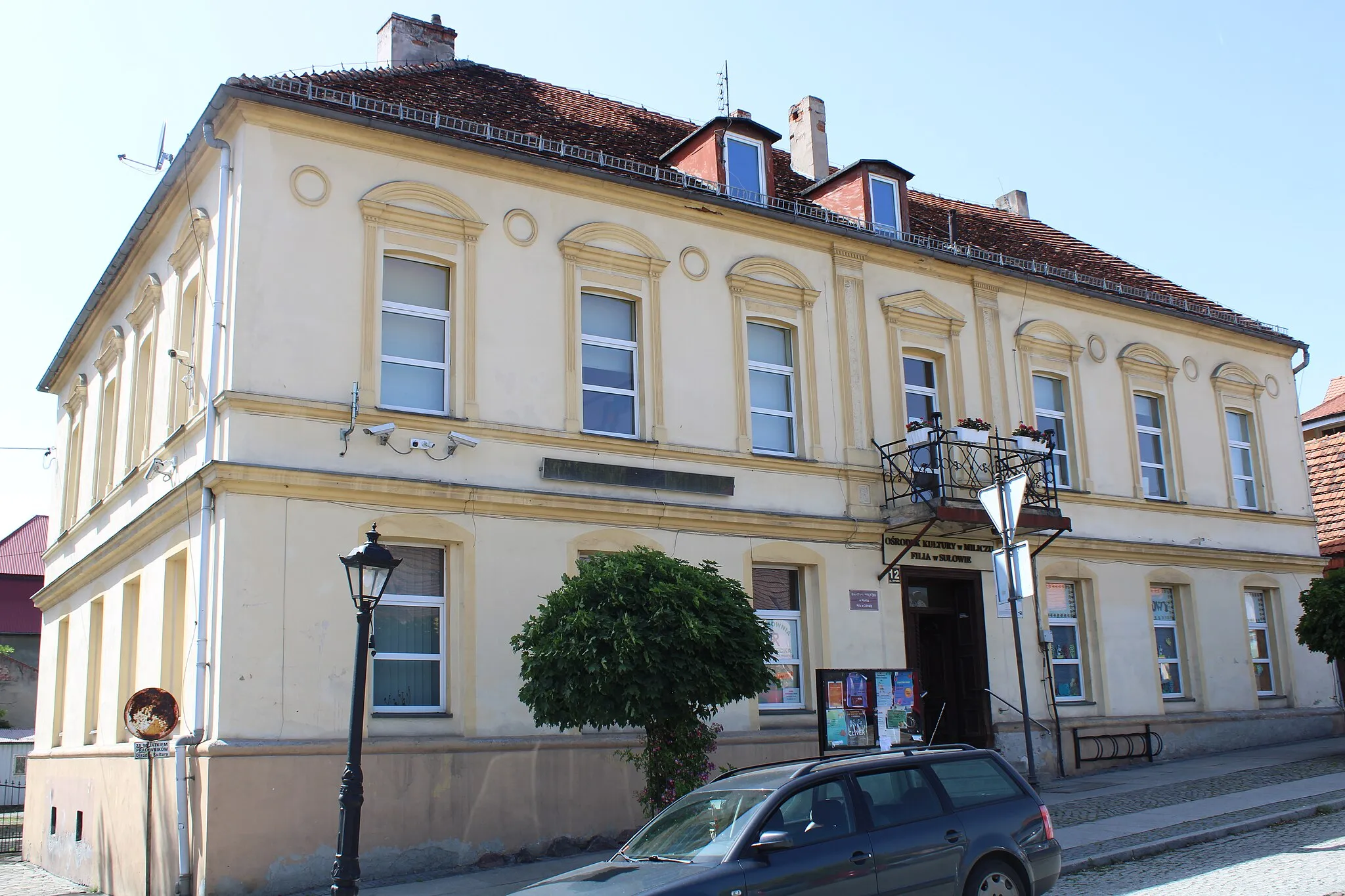 Photo showing: Budynek nr 12 na Rynku w Sułowie, filia Ośrodka Kultury w Miliczu