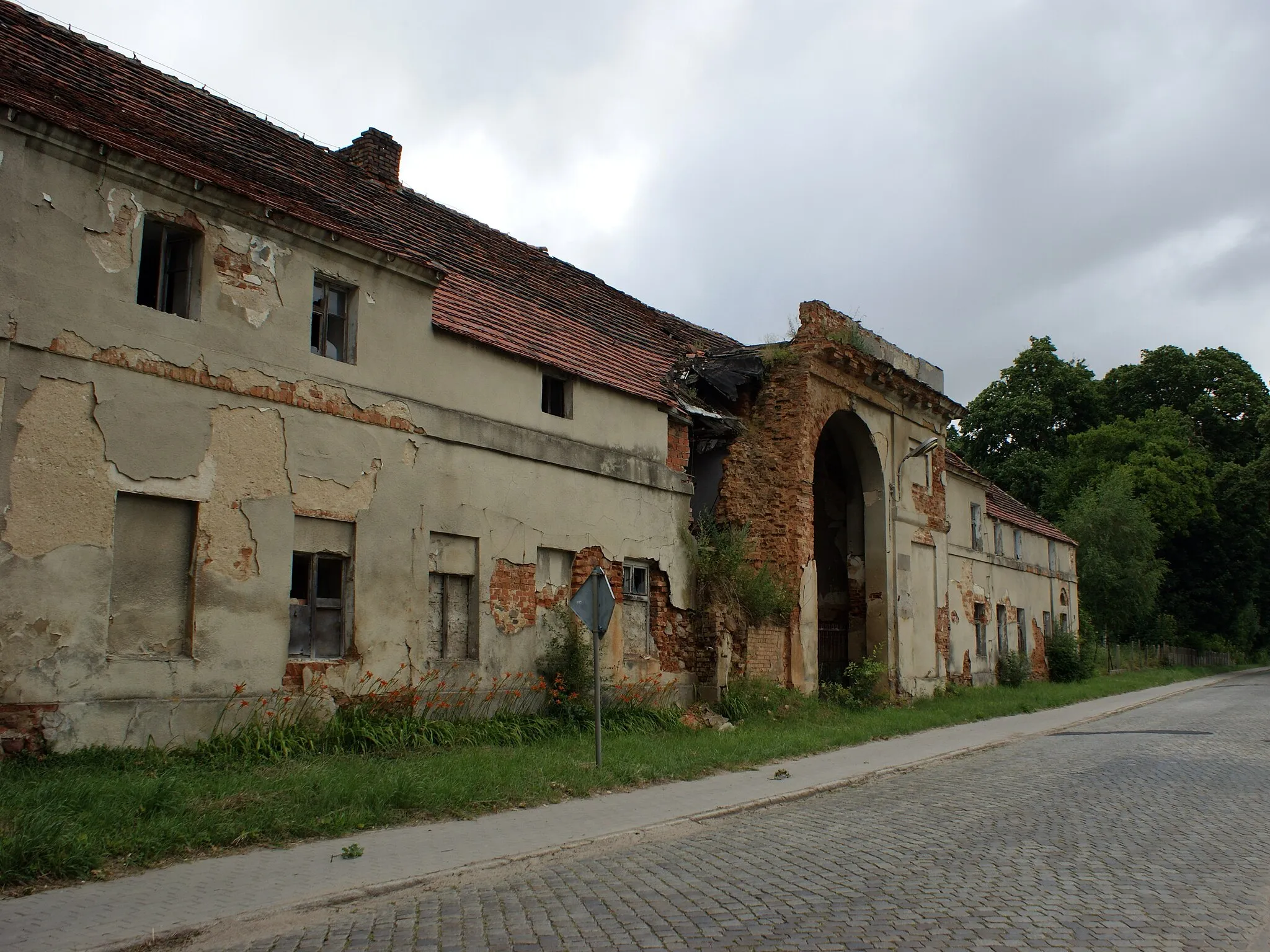 Photo showing: Gate building in Sucha Dolna, Niegoslawice commune