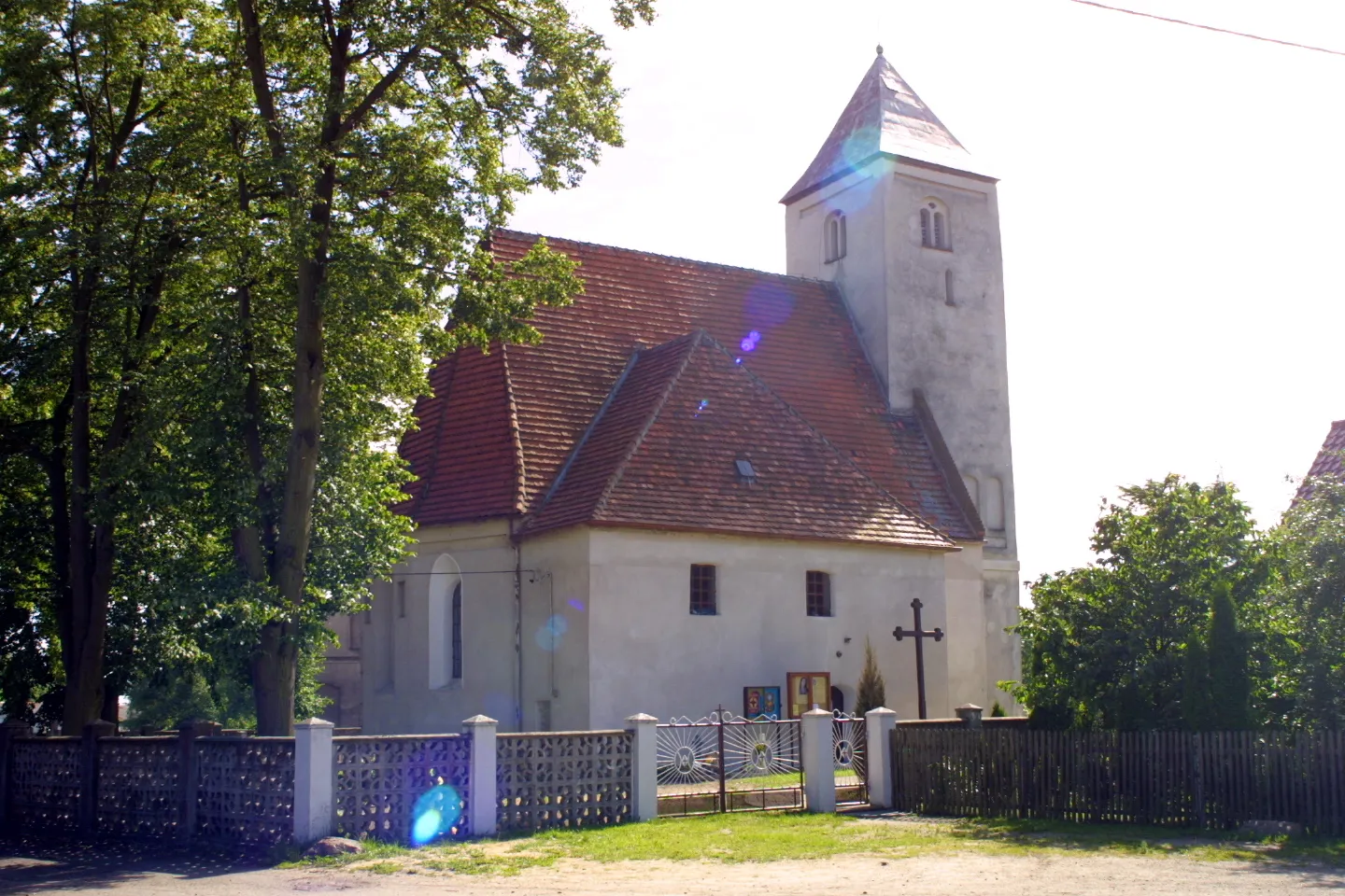 Photo showing: Sieroszowice. Kościół pw. śś. Piotra i Pawła z XVI w.