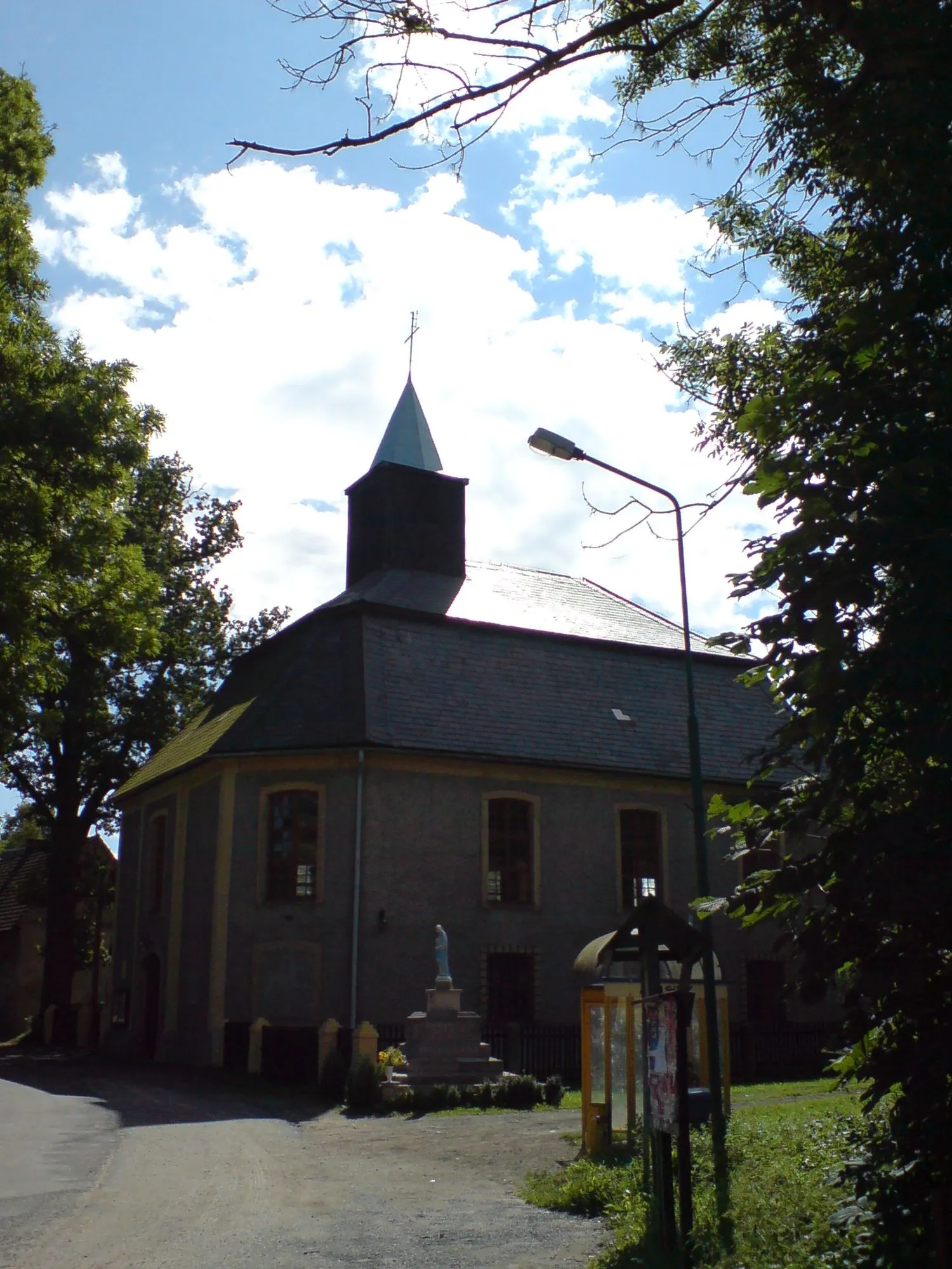 Photo showing: Kościół pod wezwaniem Matki Boskiej Ostrobramskiej. Rząsiny, powiat gryfowski