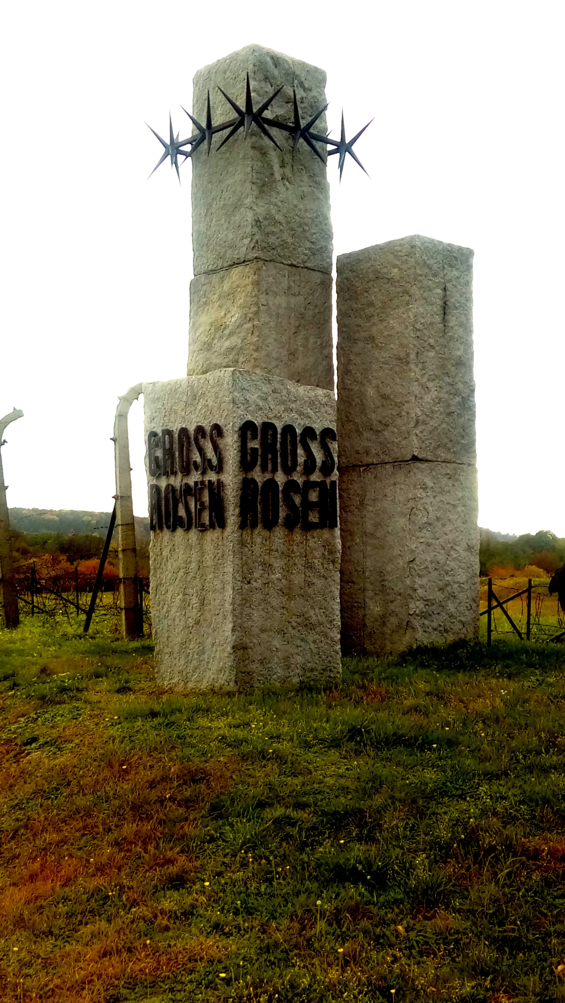 Photo showing: Rogoźnica, obelisk przed wjazdem na teren obozu Gross Rosen