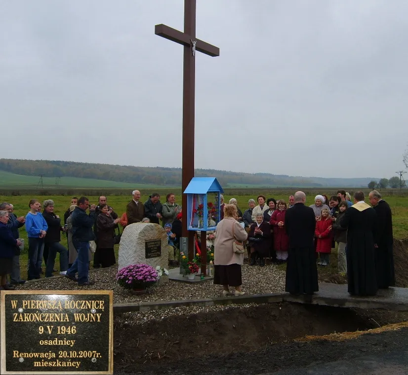 Photo showing: Poświęcenie Krzyża Rakowice Wielkie 27-10-2007