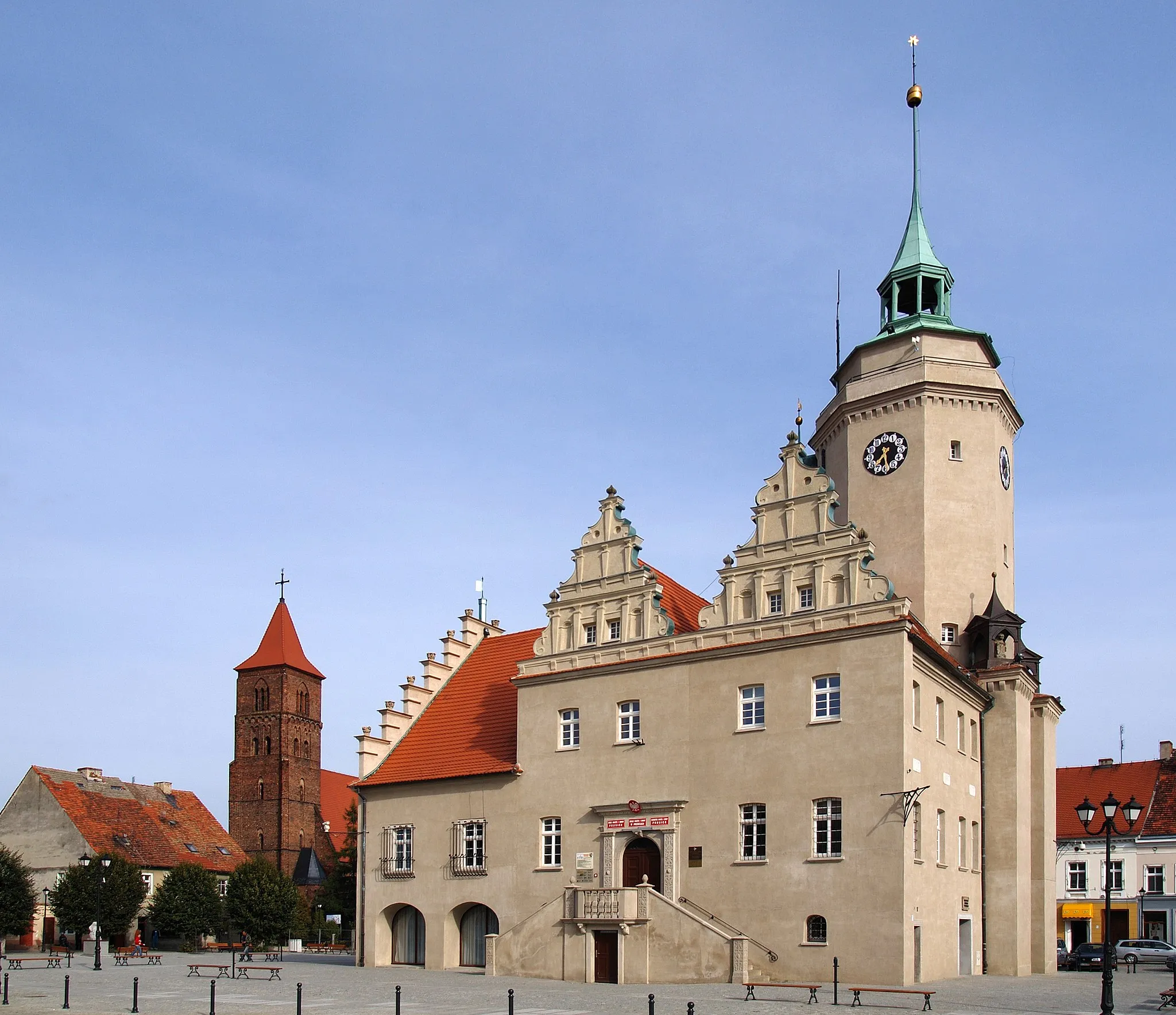 Photo showing: Ratusz i Rynek , w tle kościół św Jakuba
Prusice, Rynek, Prusice