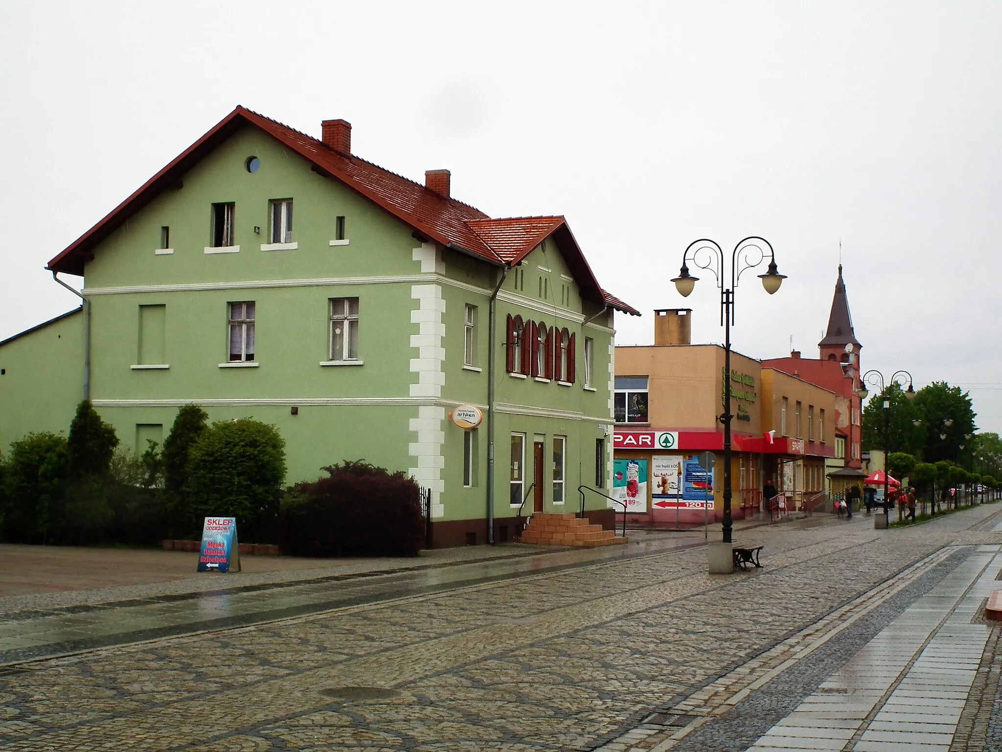 Photo showing: Widok z ul. Hutniczej w Pieńsku, czyli głównego deptaku w mieście.