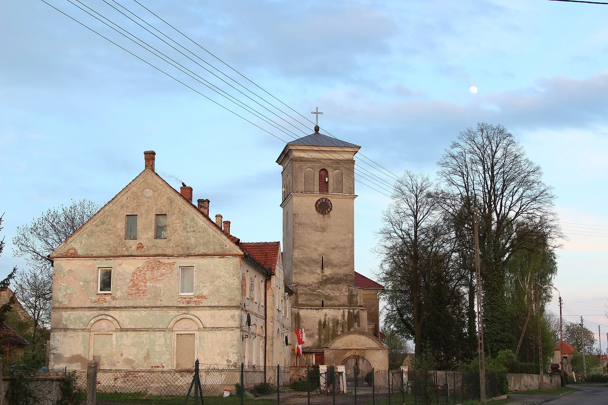 Photo showing: Village center and Saint Nicholas church in Pichorowice
