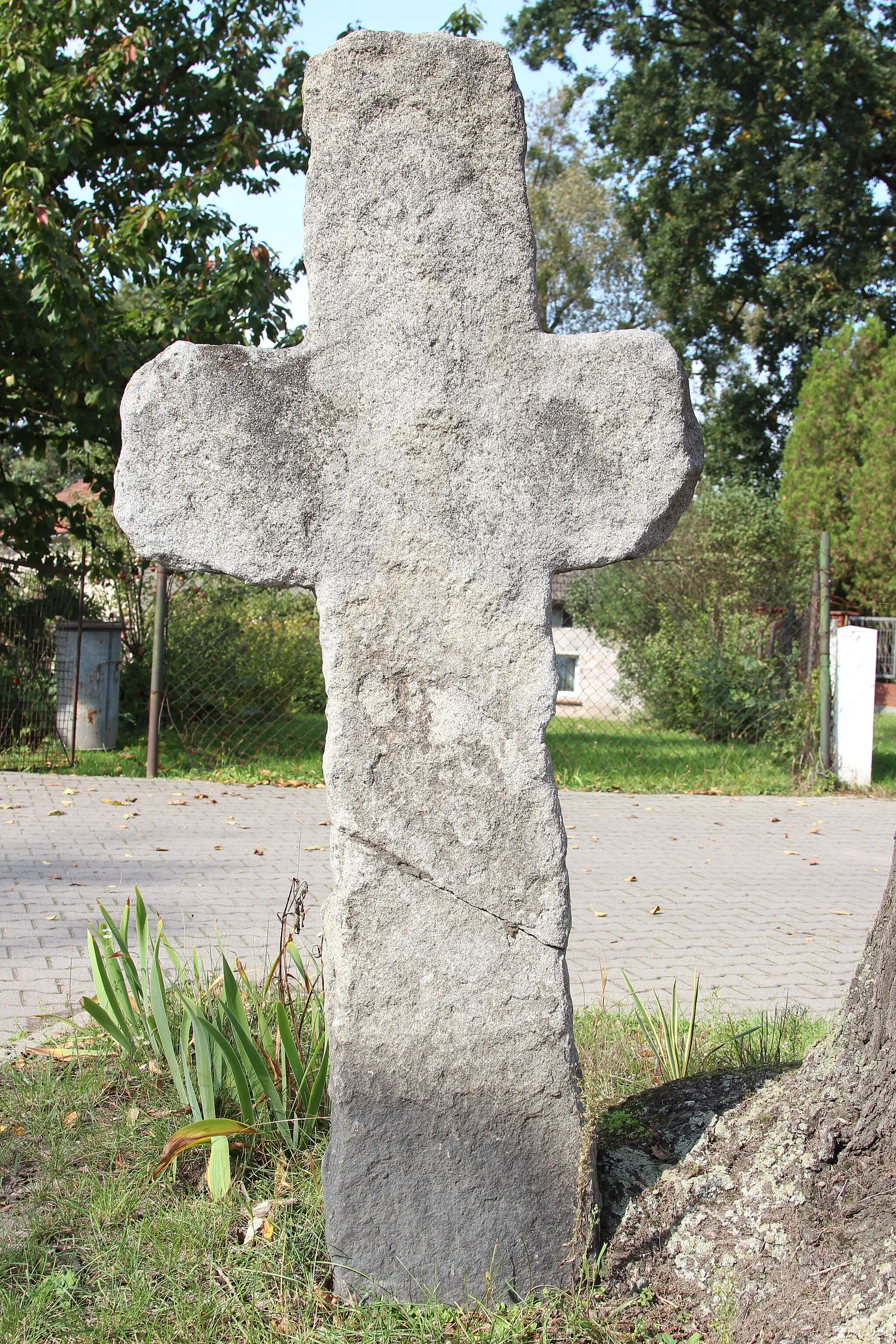 Photo showing: Stone cross in Pasikurowice