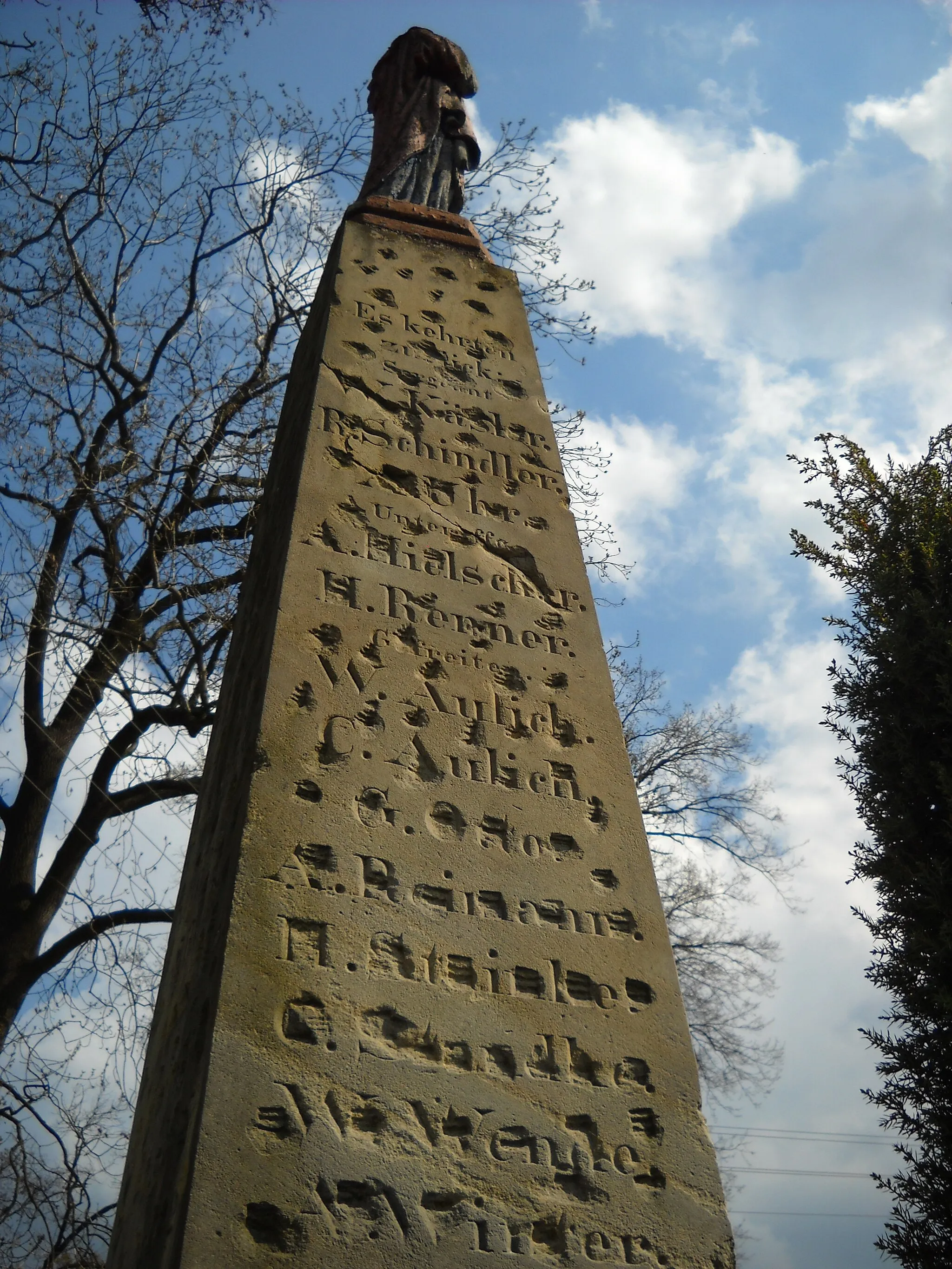Photo showing: Obelisk z zrytymi prawdopodobnie po wojnie napisami, podczas akcji usuwania niemczyzny na Ziemiach Odzyskanych. Znajduje się przy ulicy głównej obok cmentarza