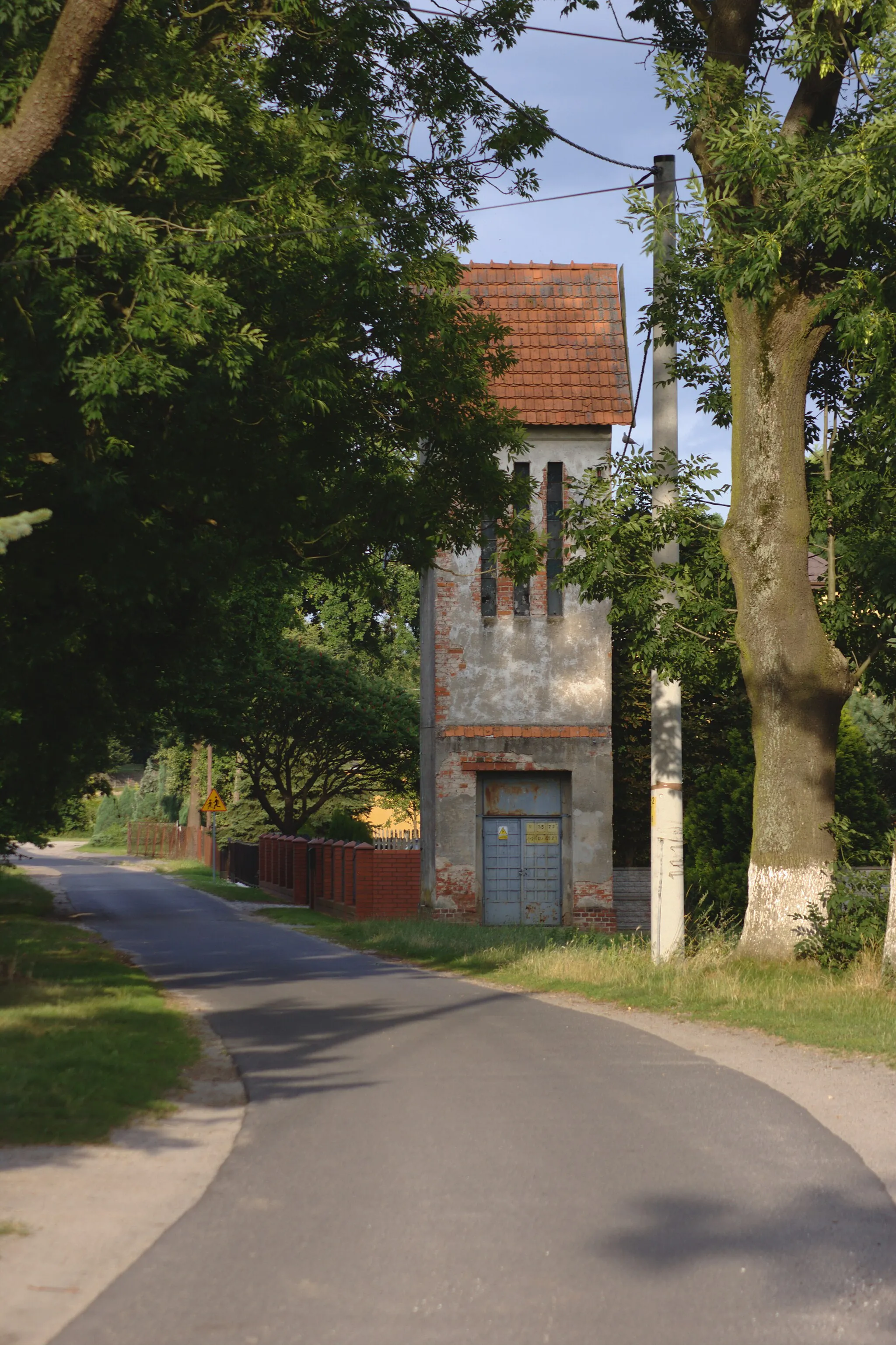 Photo showing: A transformator in the village of Minkowice Oławskie, Lower Silesia, Poland