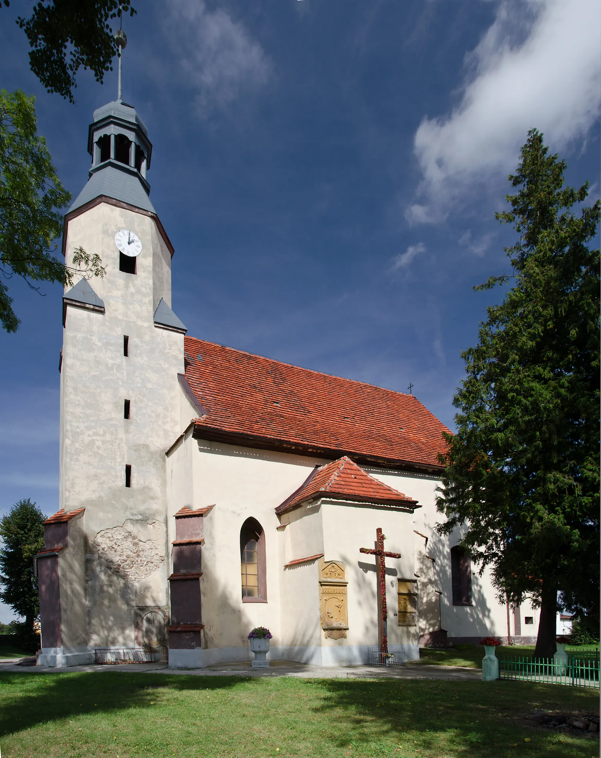 Photo showing: Miłoradzice - dawny kościół ewangelicki, obecnie rzymskokatolicki parafialny pw. Trójcy Świętej Cmentarz przykościelny zabytek nr A/2230/596/L