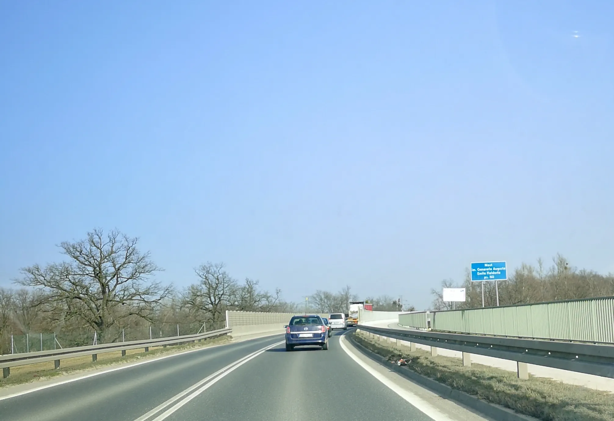 Photo showing: View towards the General August Emil Fieldorf Bridge located on Wrocław eastern bypass (voivodeship road 372). Driving from Siechnice towards Łany.