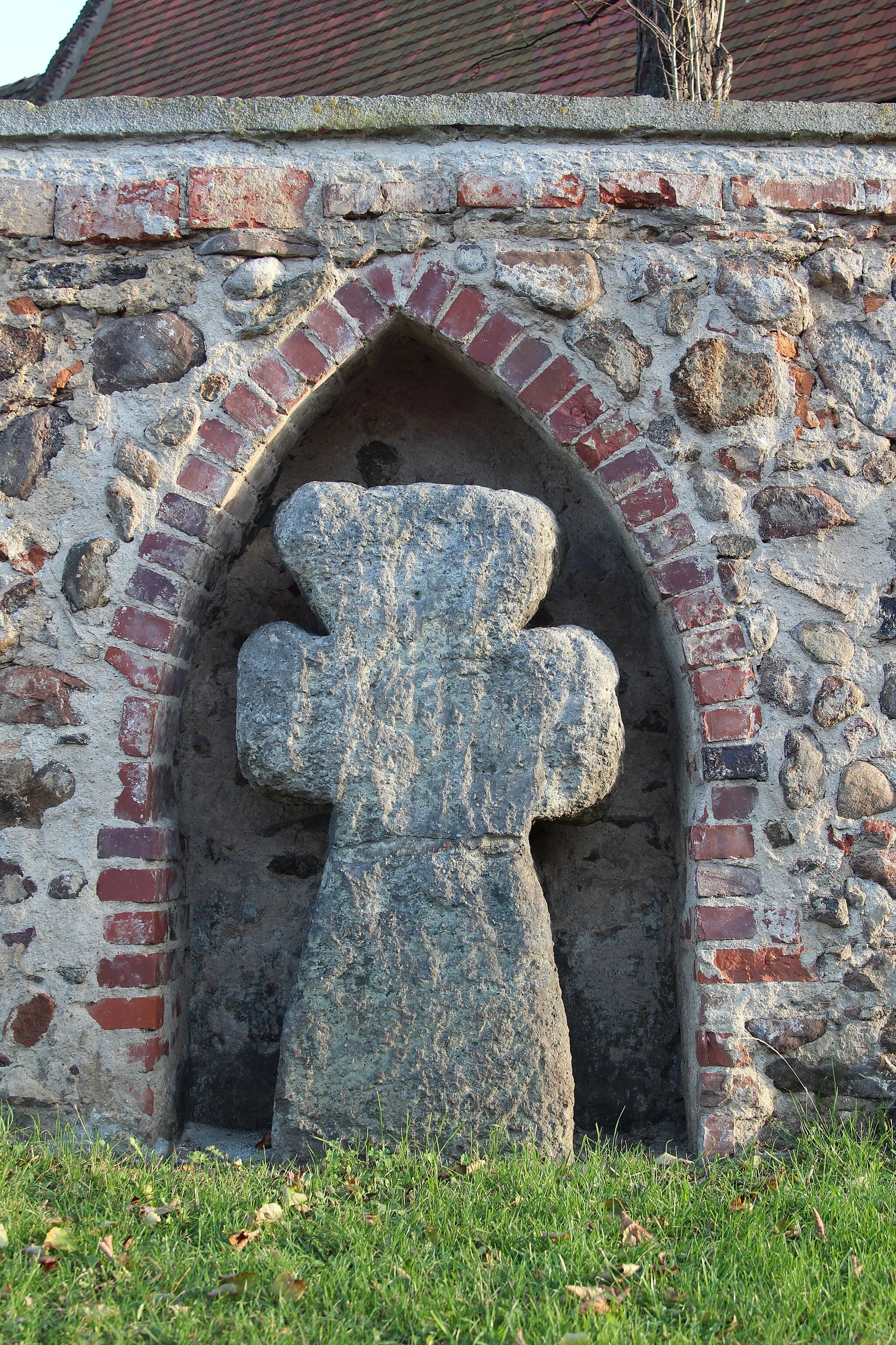 Photo showing: Stone cross in Jaczów