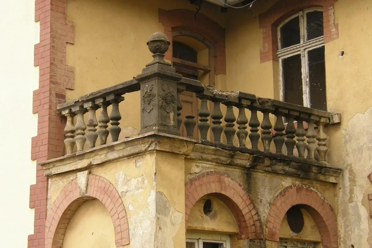 Photo showing: Balkon budynku nr 39 od strony ul. Odlewników.