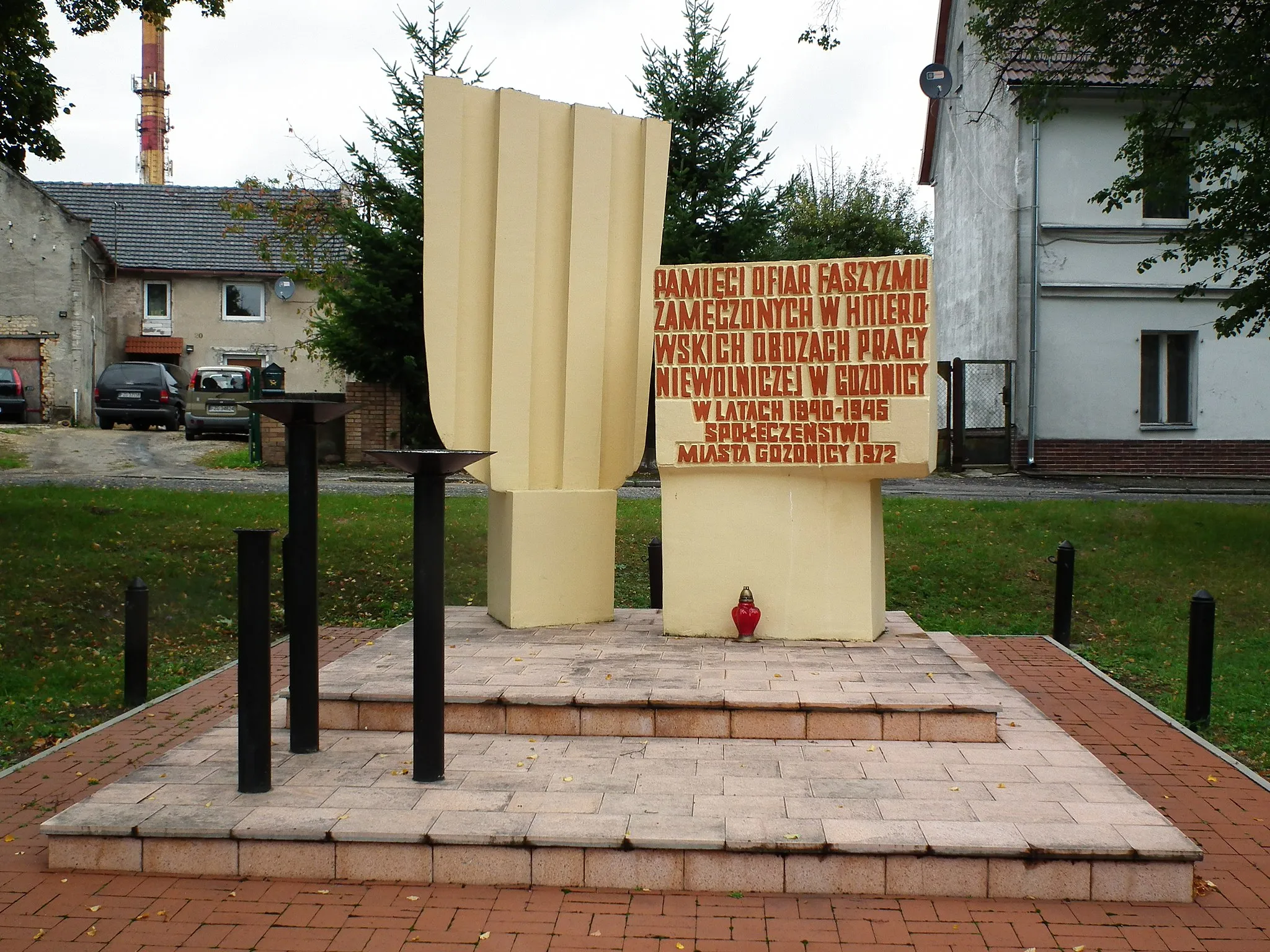 Photo showing: Widok miejski z Gozdnicy. Pomnik ofiar niemieckiego nazizmu.